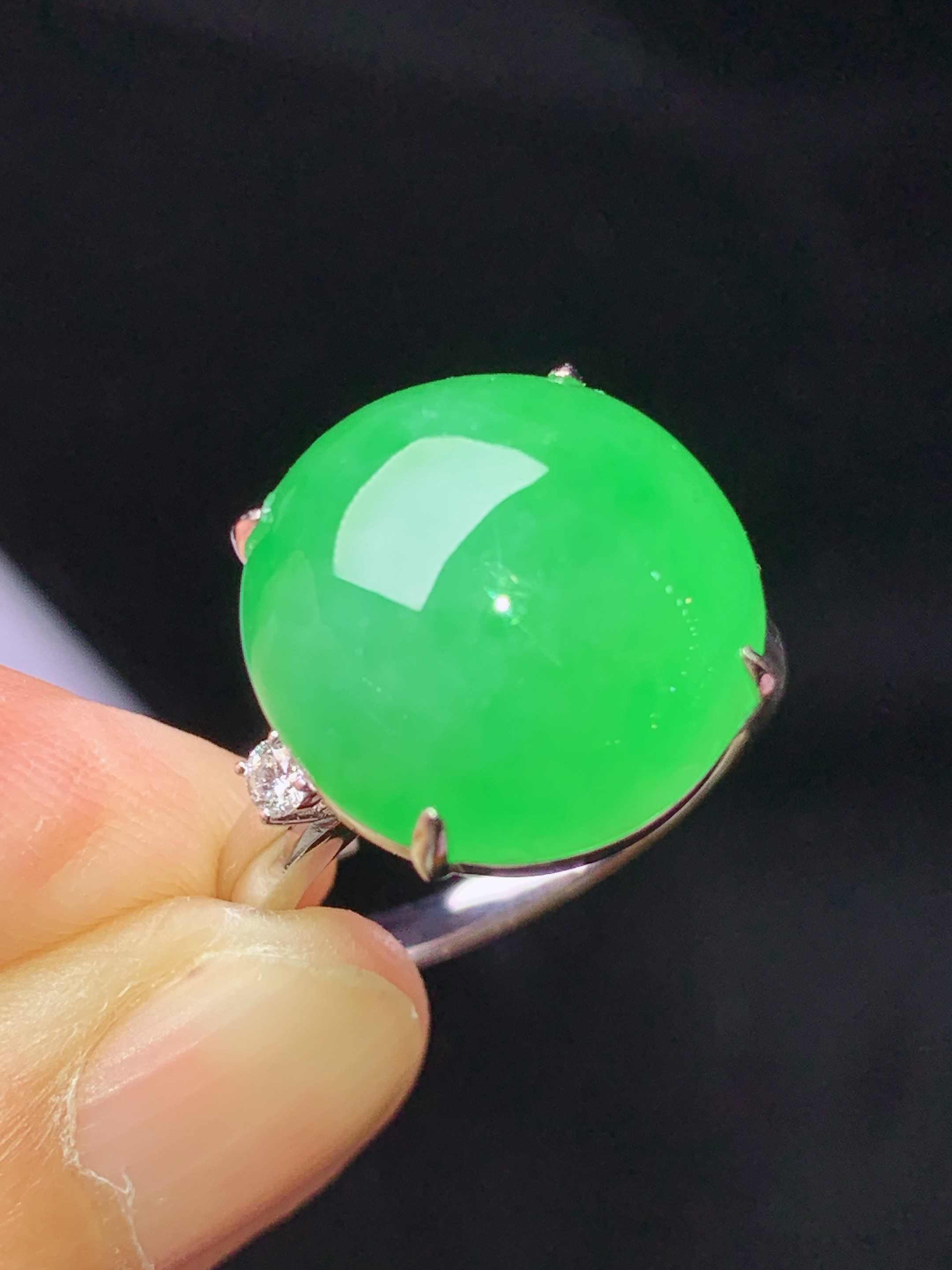 18k金钻镶嵌翠绿蛋面戒指 玉质细腻 色泽艳丽清新 水润亮眼 圈口13.5 整体尺寸14.8*14.