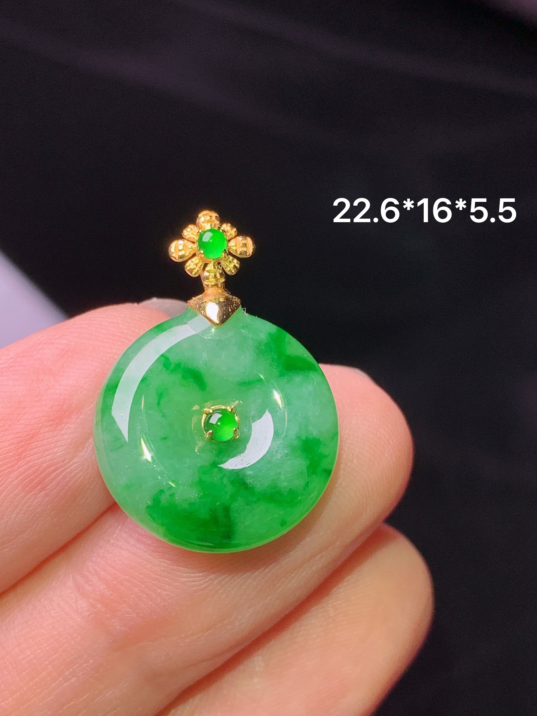 18k金钻镶嵌飘绿平安扣吊坠 玉质细腻 色泽艳丽清新 水润亮眼 整体尺寸22.6*16*5.5z1