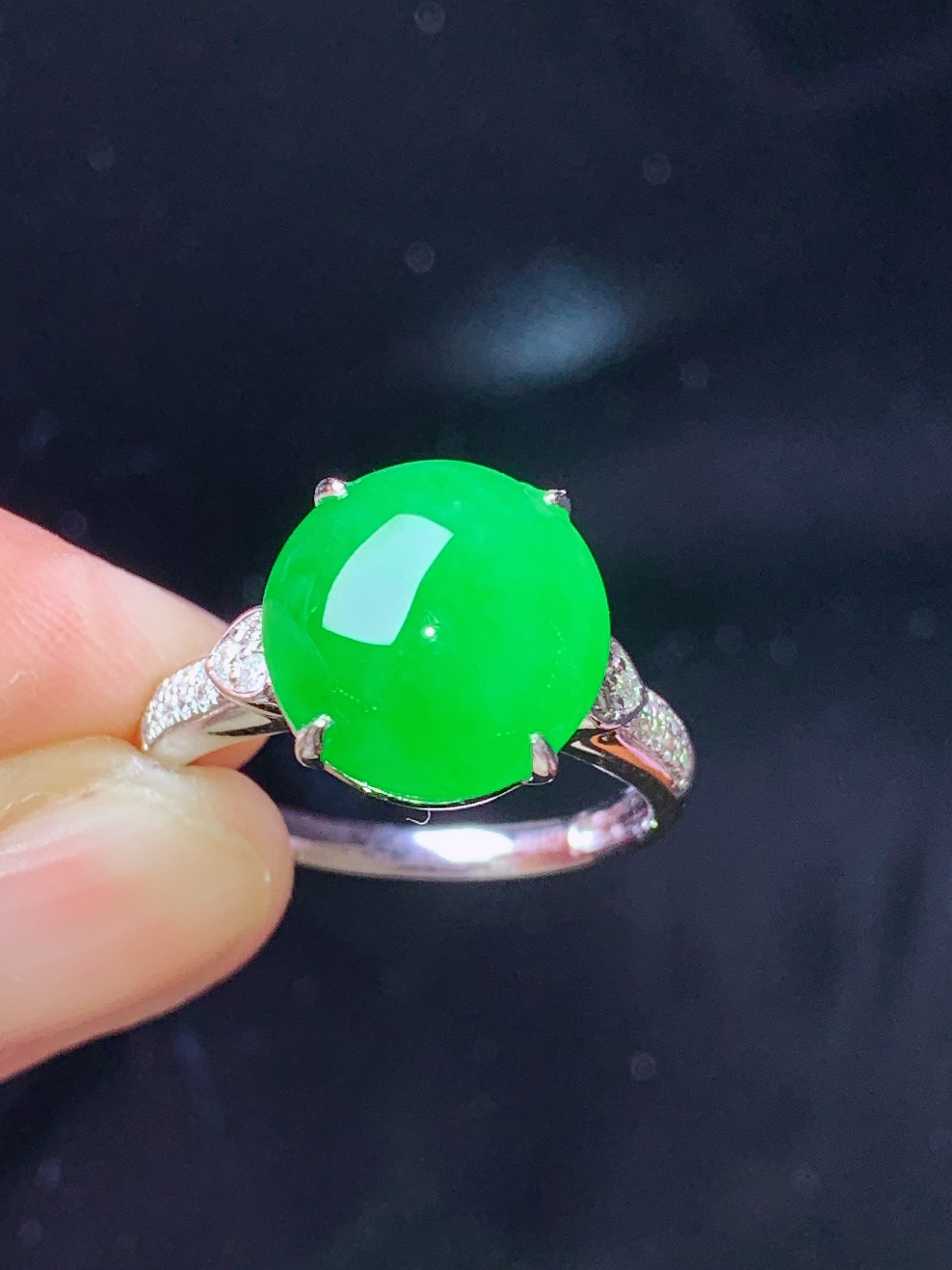 18k金钻镶嵌翠绿蛋面戒指 玉质细腻 色泽艳丽清新 水润亮眼 圈口14 整体尺寸11.5*11*5L