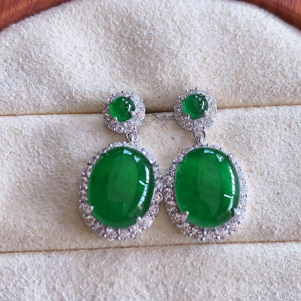 冰满绿翡翠925银镶嵌耳钉，自然光实拍，翠色灵动，颜色漂亮，种老水足，品相佳，佩戴佳品！W502.3