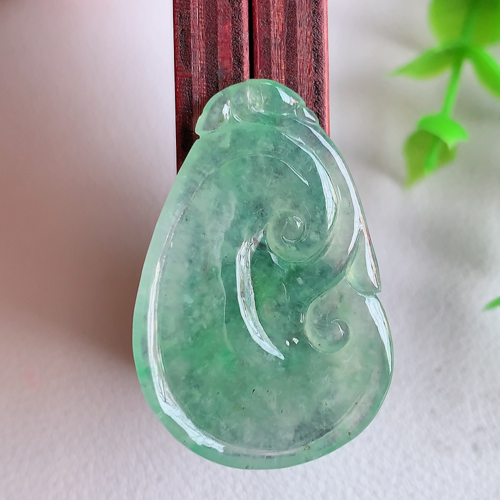 冰润飘花吉祥如意翡翠吊坠  寓意“万事如意，吉祥如意,福寿绵长 心想事成”饱满大气，通透水润  W01.31  尺寸：34.5-23.3-3mm