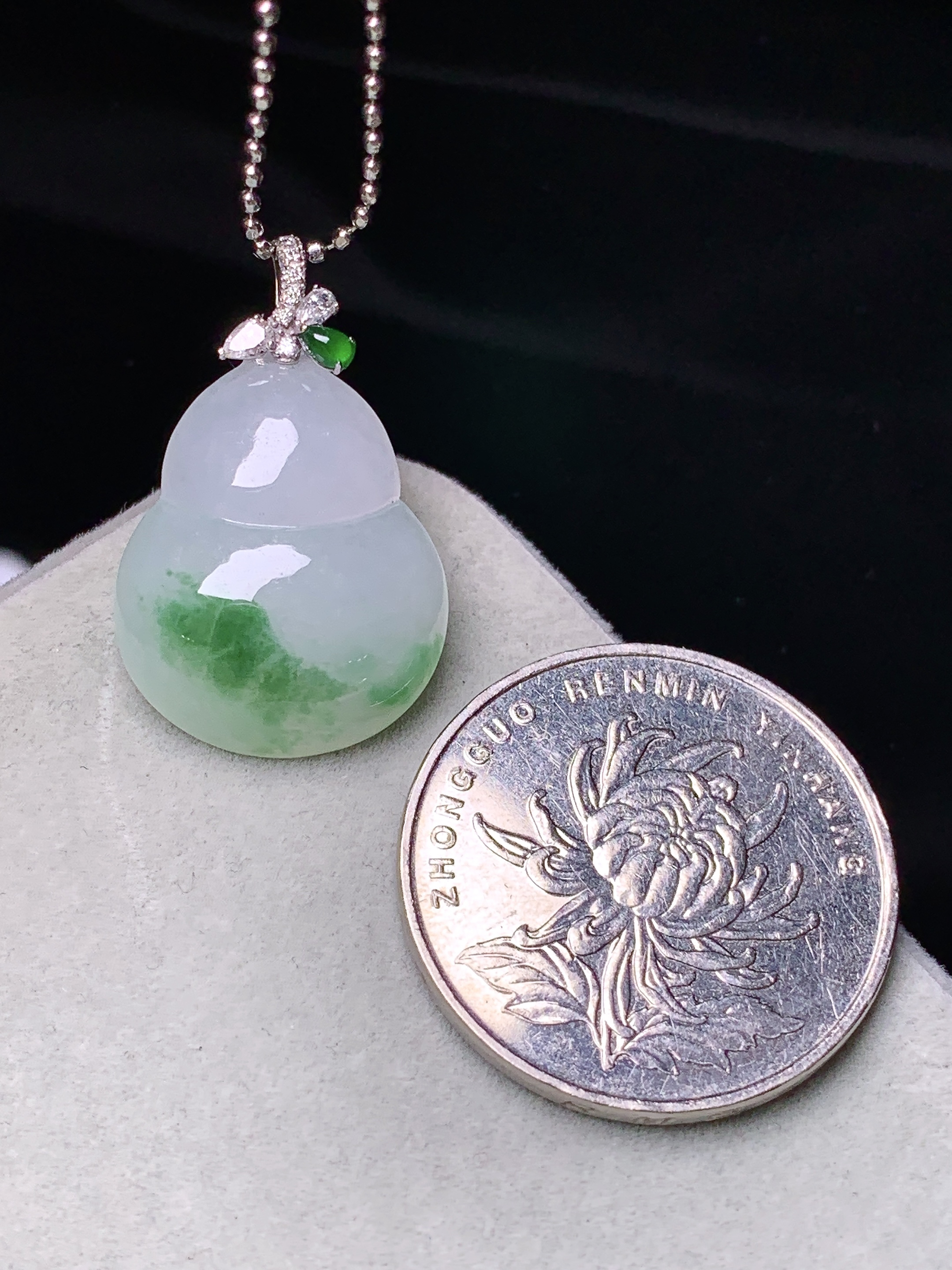 18k金钻镶嵌飘绿葫芦吊坠 玉质细腻 色泽艳丽清新 水润亮眼 整体尺寸26.2*16.8*6e1