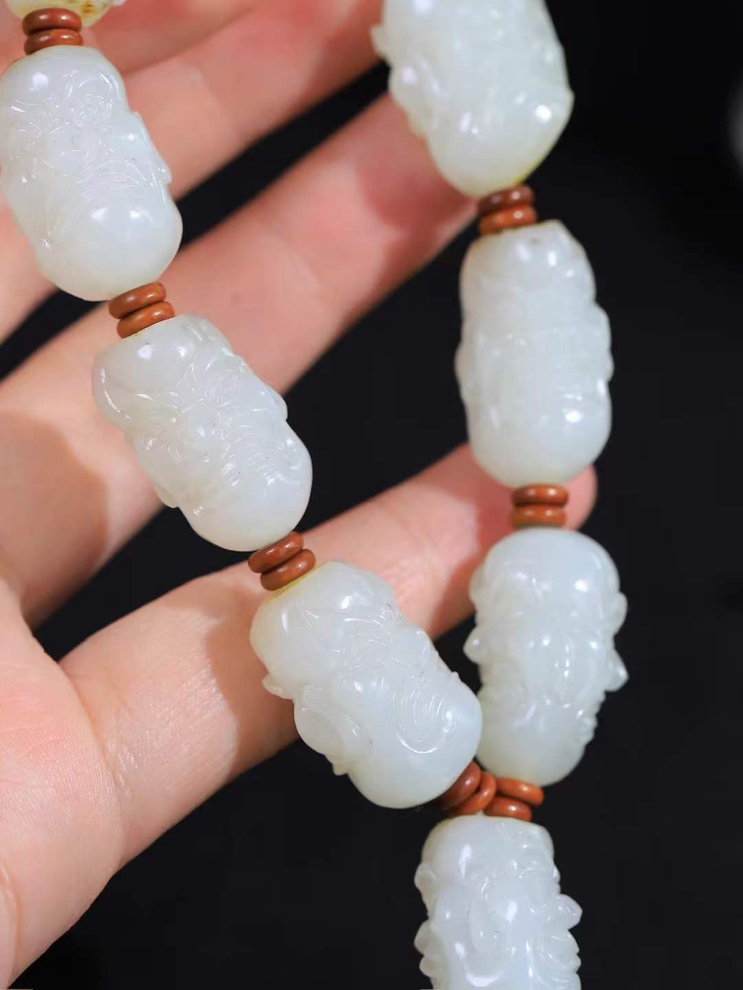 【籽.十八罗汉.手串】

新疆和田籽料罗汉手串，玉质温润细腻 油性十足 精工雕琢 整器雕工精细，刻画生动传神，纹路曲线流畅而富于变化，细致精密，即体现磅礴之势，又萦绕着佛家罗汉之佛禅之像。寓意天海无恙，国泰民安。重83.3克  尺寸取一24.8-16-17.5mm  FDA-11362700