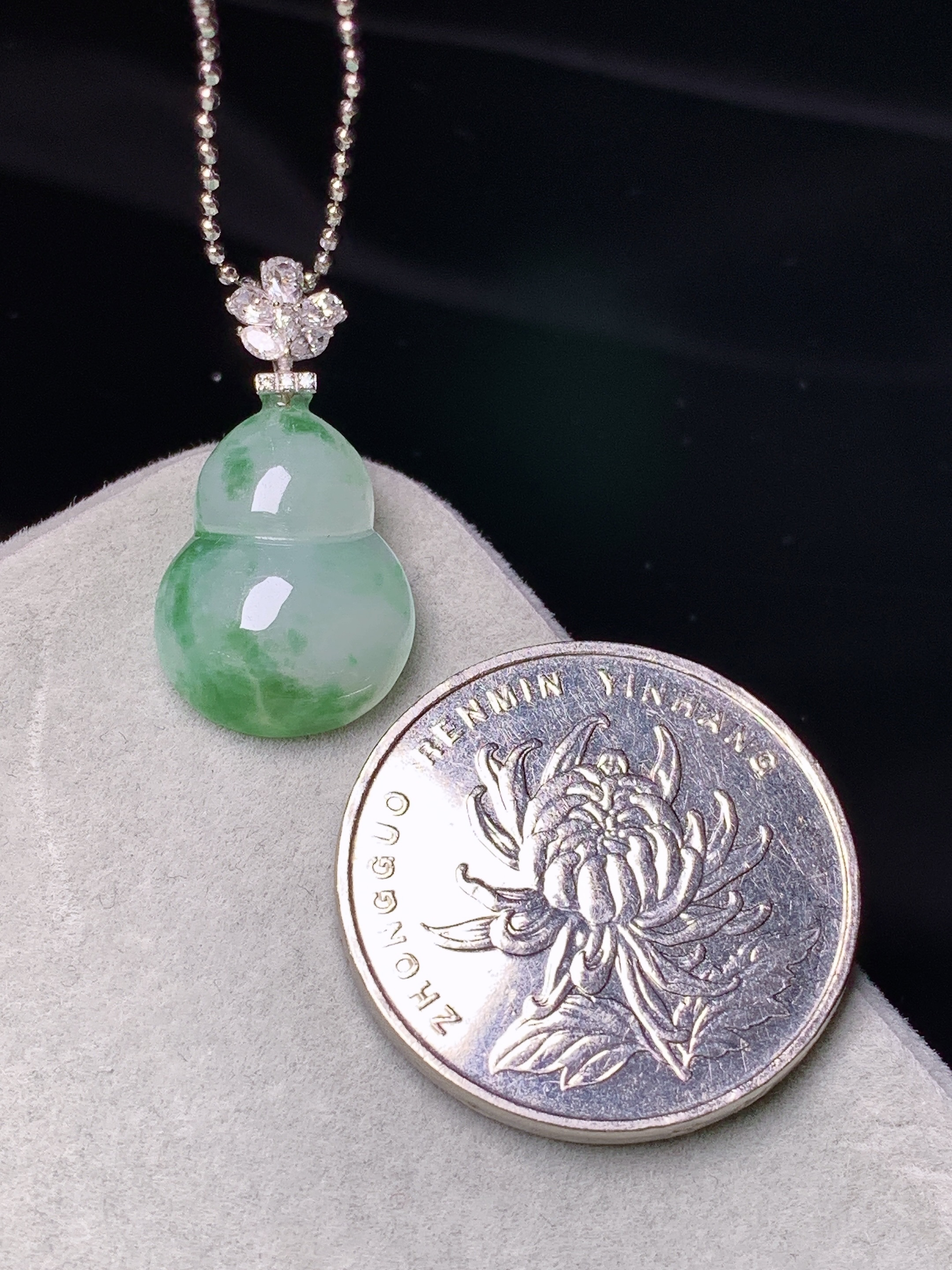 18k金莫桑钻镶嵌飘绿葫芦吊坠 玉质细腻 色泽艳丽清新 水润亮眼 整体尺寸24.3*12.5*5e1