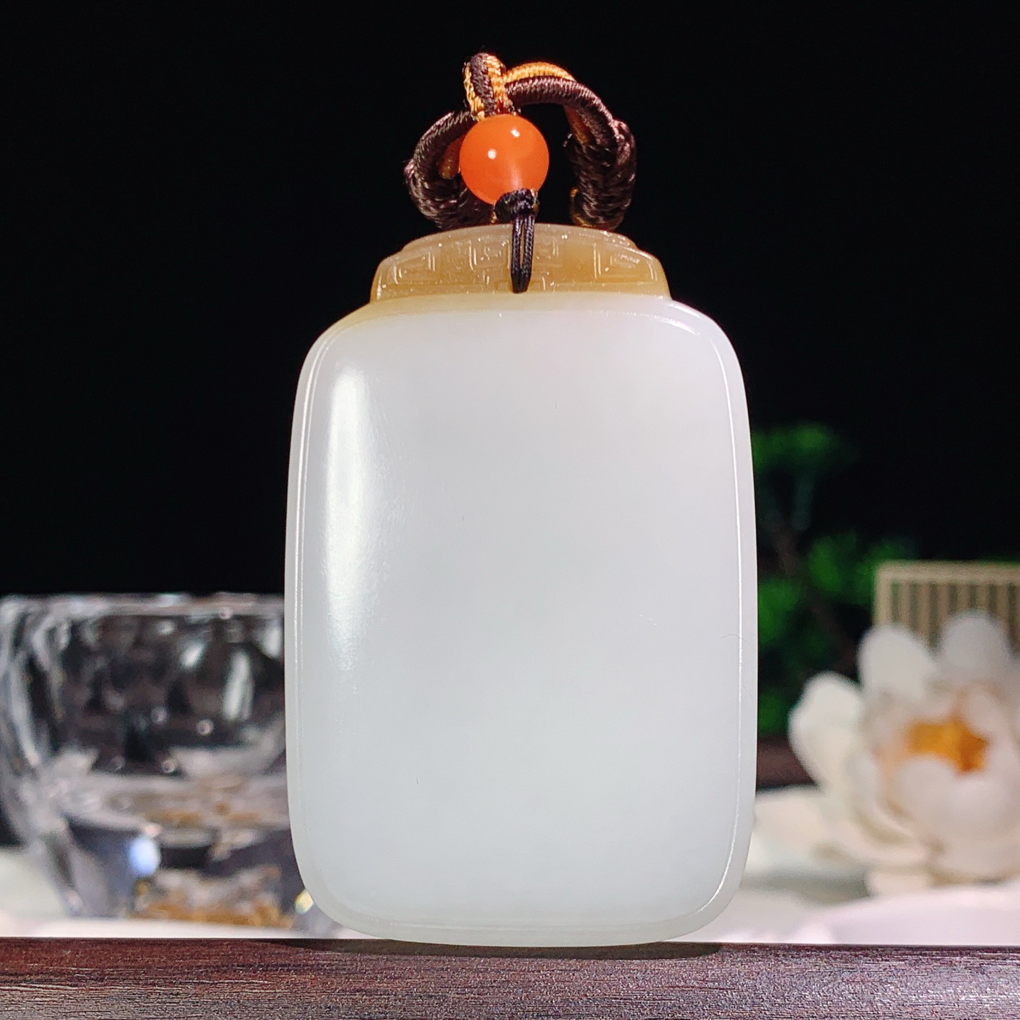 新疆和田玉且末糖平安无事牌挂件。尺寸54/35/12重60.5克 玉质细腻油润 底色纯净 脂粉好，品质好。lt260401