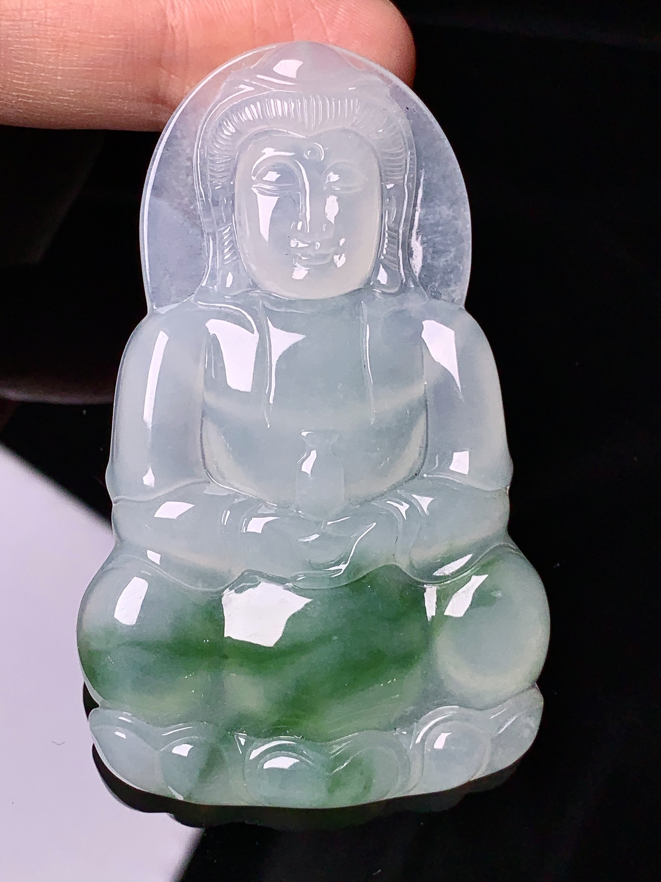 飘绿观音菩萨吊坠 玉质细腻 色泽艳丽清新 水润亮眼 整体尺寸65.4*40.6*6x1