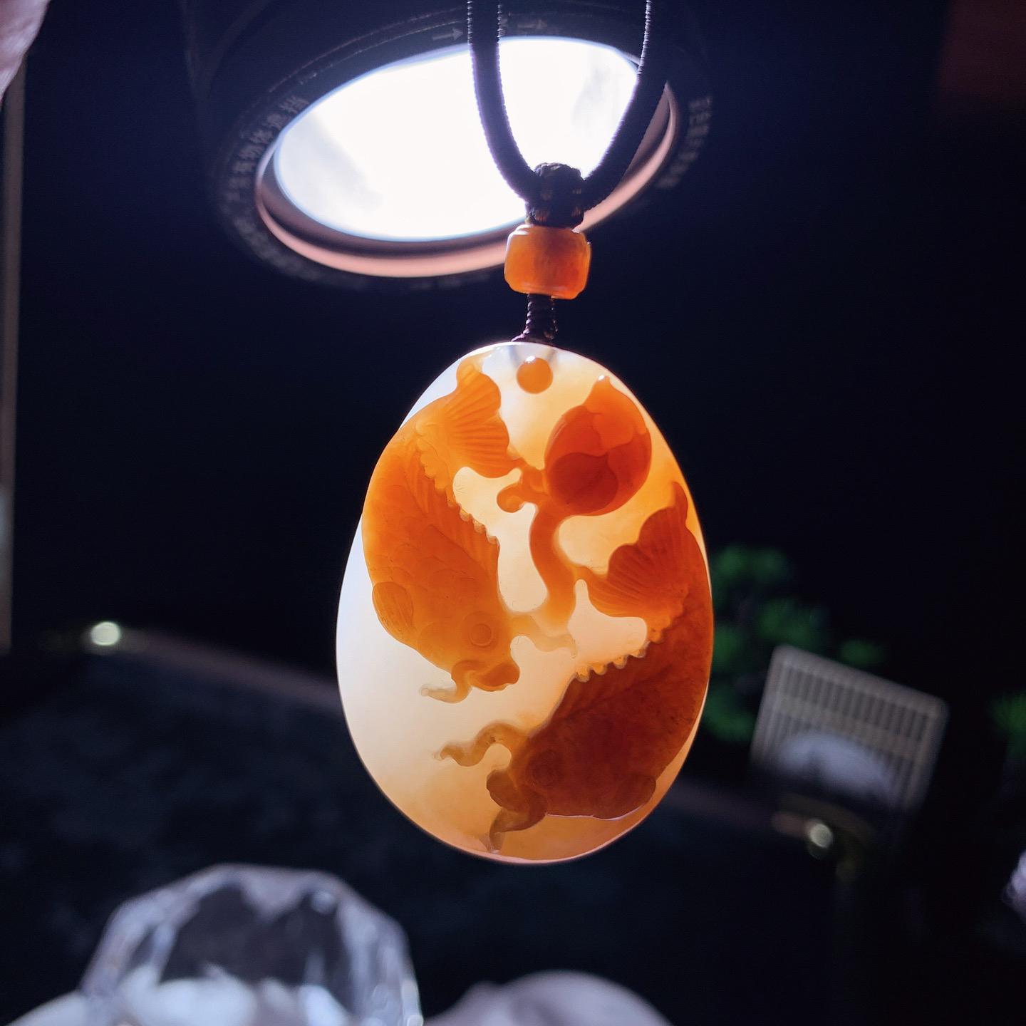 新疆和田玉且末糖年年有余挂件。尺寸43/30/14重28克 玉质细腻油润 底色纯净 脂粉好，品质好。lt260401