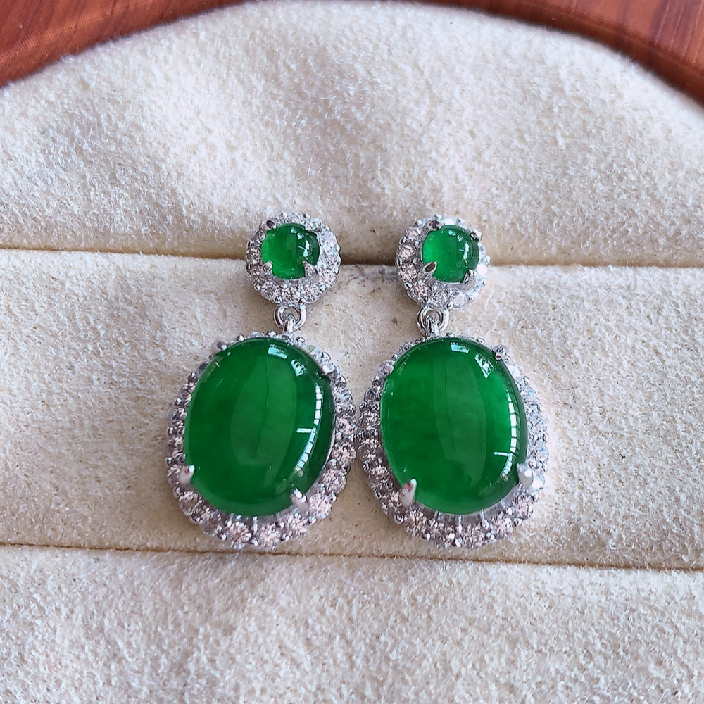 冰满绿翡翠925银镶嵌耳钉，自然光实拍，翠色灵动，颜色漂亮，种老水足，品相佳，佩戴佳品！W502.31  取一整体尺寸：20.3-10.8-6.2mm  裸石尺寸：10-4.8mm
