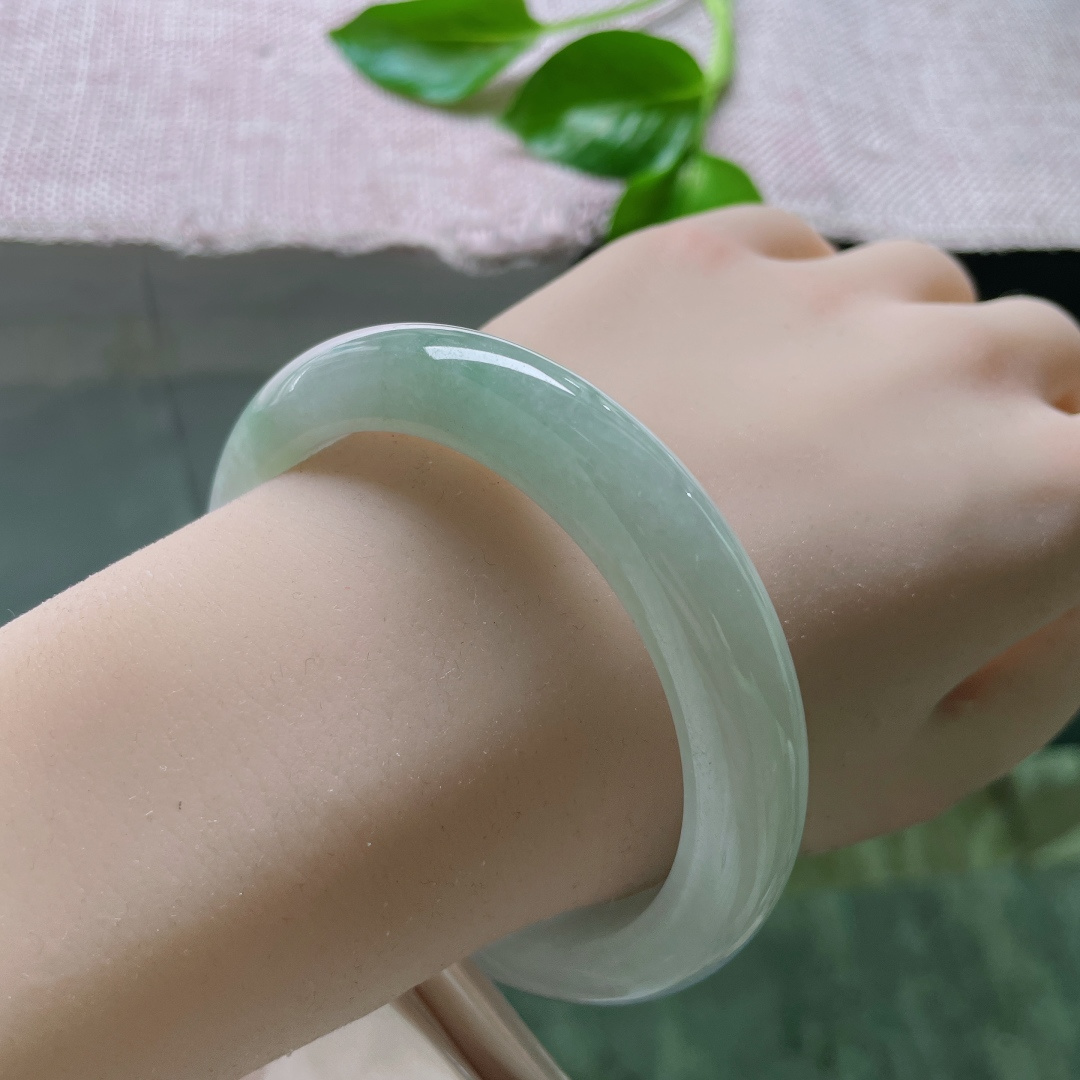 57.5/11.7/8.7，浅绿底正圈，质地温润细腻，水头好，从容自若，一点皮纹不显，ss48140a