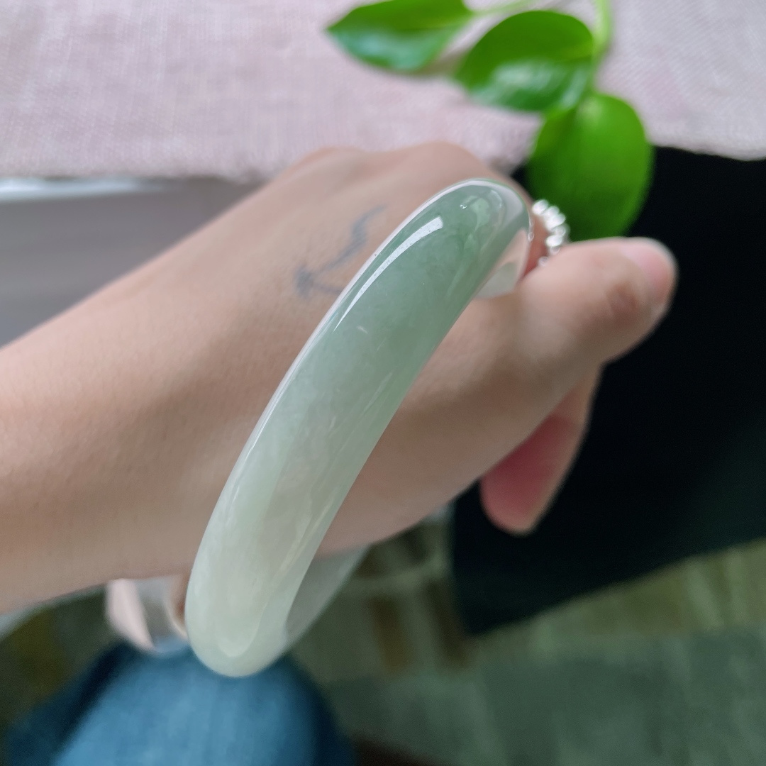 57.5/11.7/8.7，浅绿底正圈，质地温润细腻，水头好，从容自若，一点皮纹不显，ss48140a
