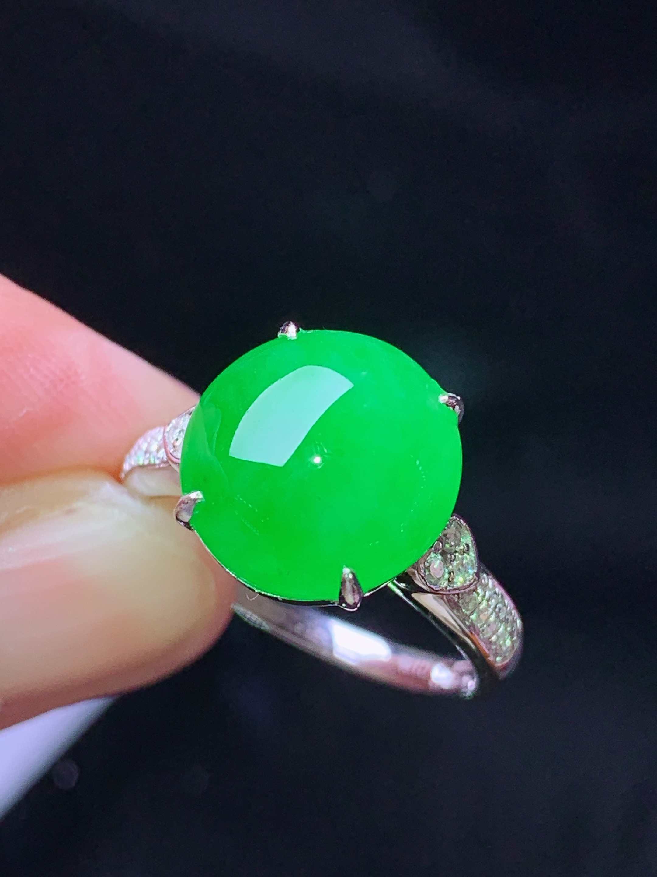 18k金钻镶嵌翠绿蛋面戒指 玉质细腻 色泽艳丽清新 水润亮眼 圈口14 整体尺寸11.5*11*5L2