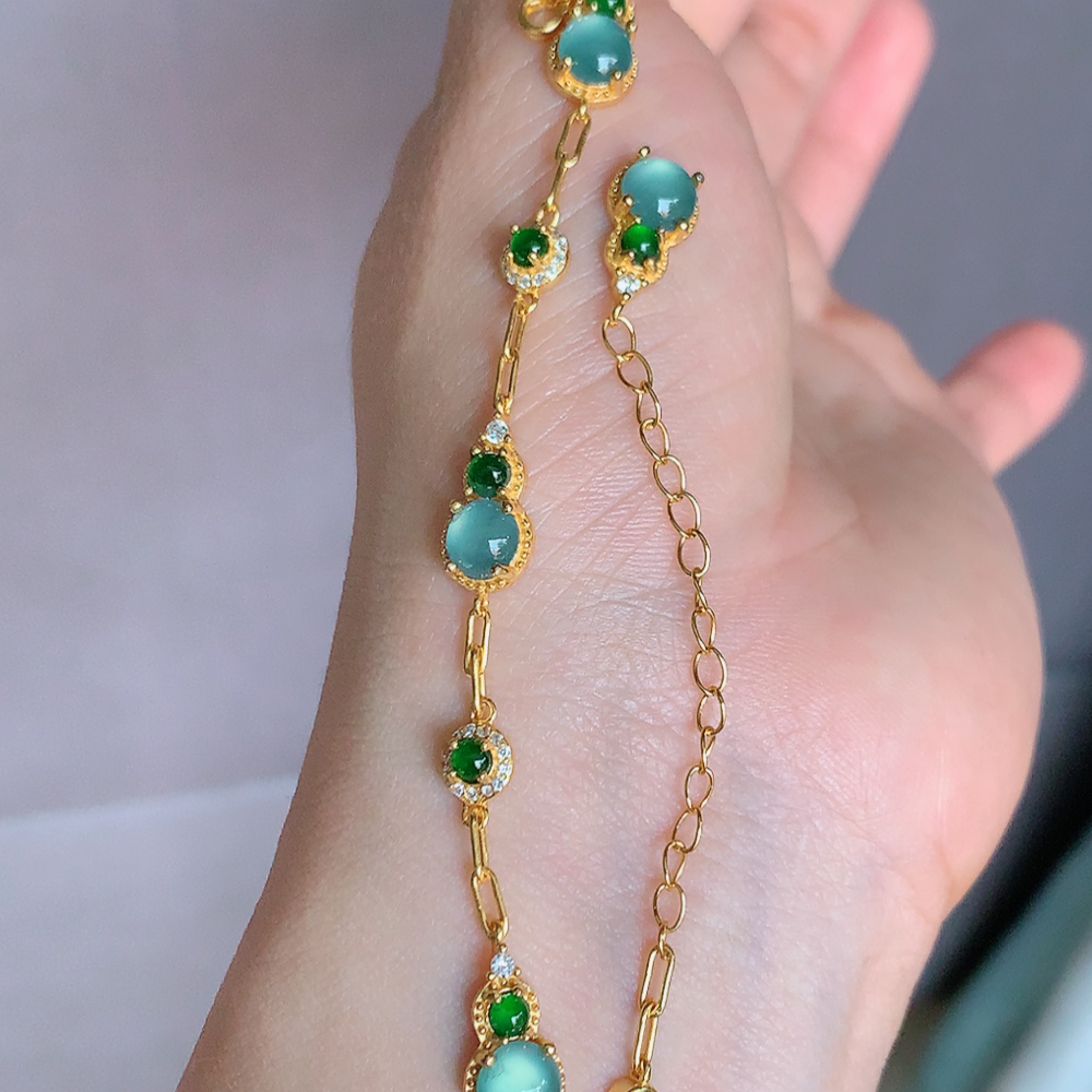 冰润翡翠蛋面手链，水水润润，珠圆玉润，颜色鲜艳，妙明清净，清秀高雅，佩戴效果优雅迷人！性价比超值 W481.31 取一尺寸：13-7.5-4.2mm    裸石尺寸大： 6.3mm  裸石尺寸小：2.5mm