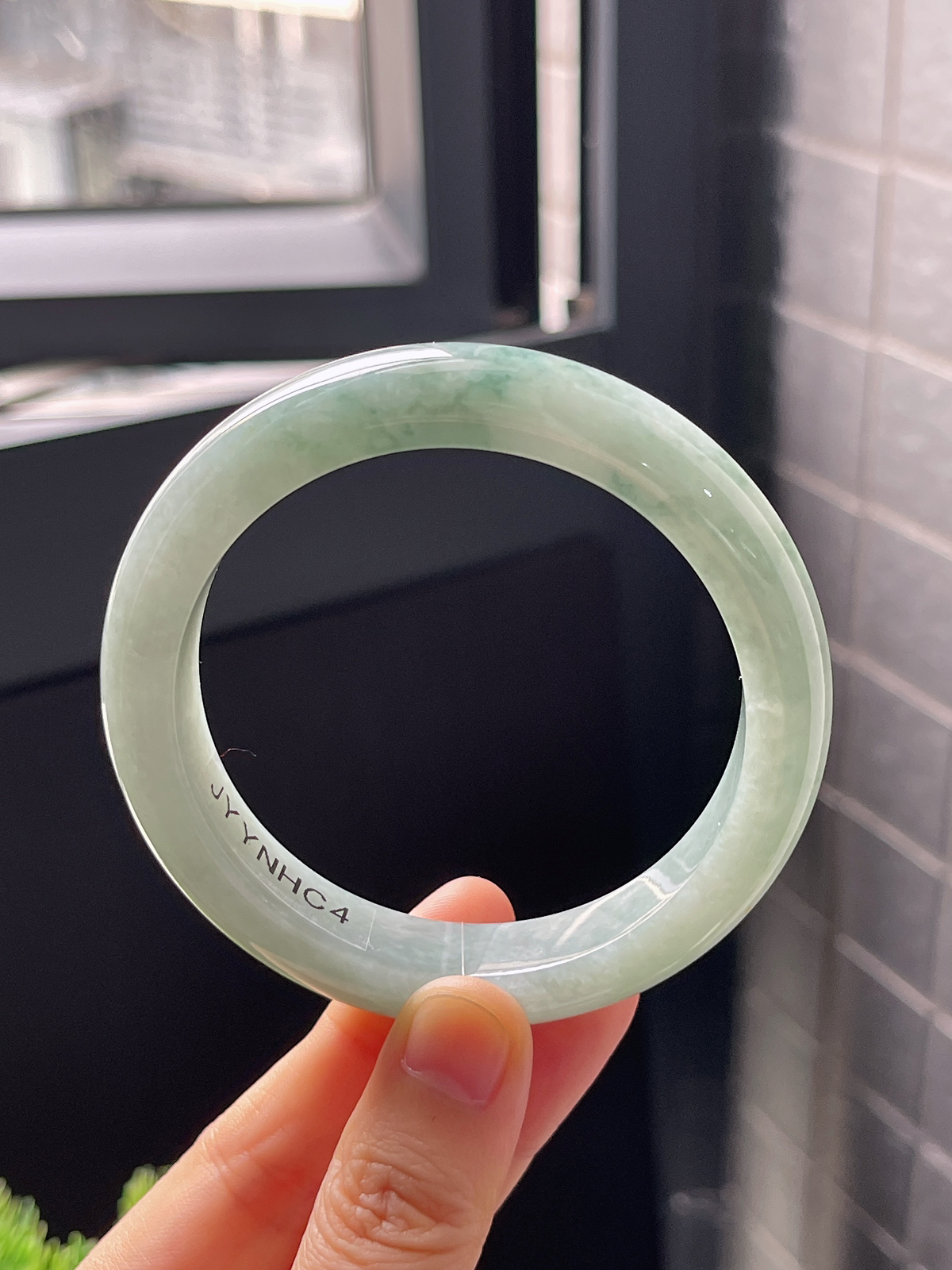 正圈57.5圈口，翡翠糯化种飘绿手镯