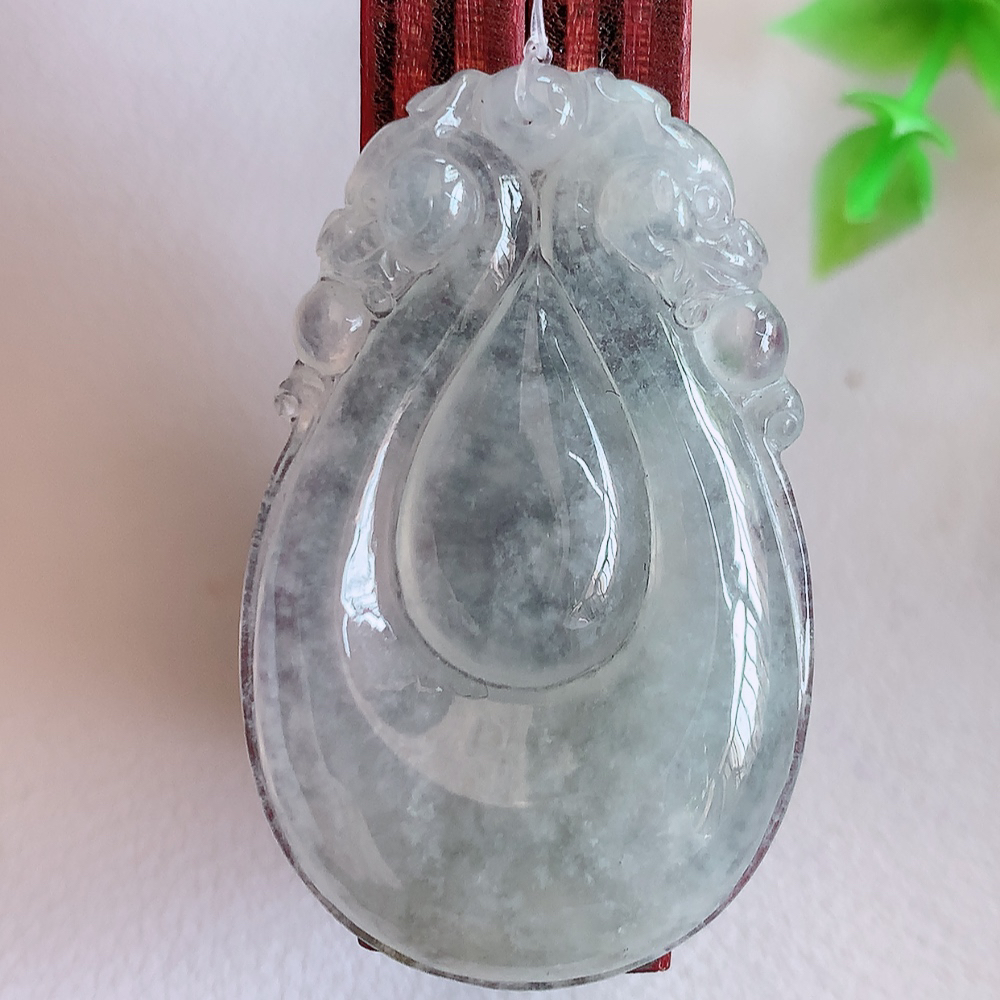 冰润福贝翡翠吊坠，寓意“辈辈有福，财源广进”水足莹润。通体清新通透，佩戴效果优雅迷人，W49.31  尺寸：39-24.5-5.8mm