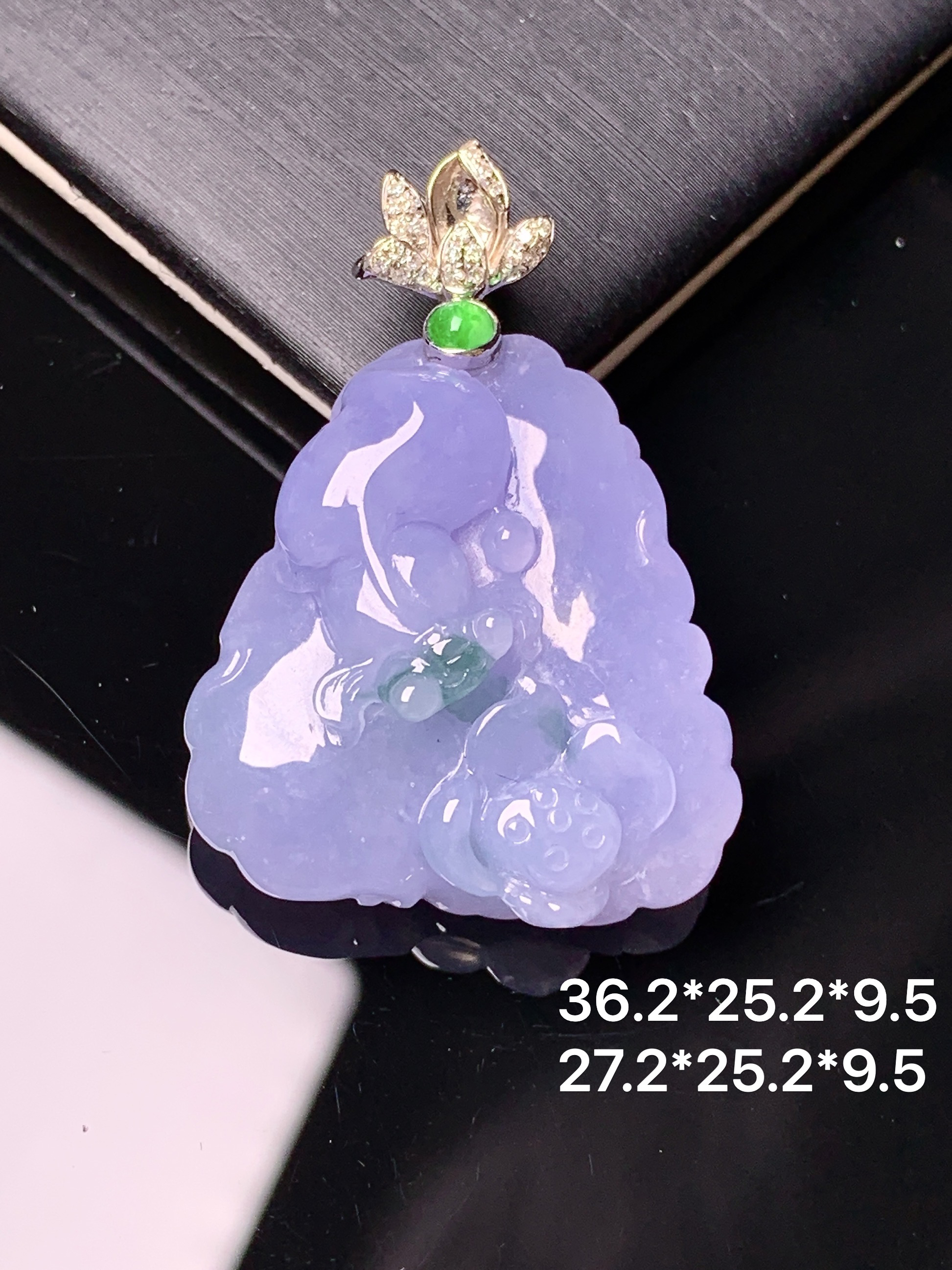 18k金钻镶嵌紫罗兰荷叶鱼吊坠 玉质细腻 色泽艳丽清新 水润亮眼 整体尺寸36.2*25.2*9.5b1