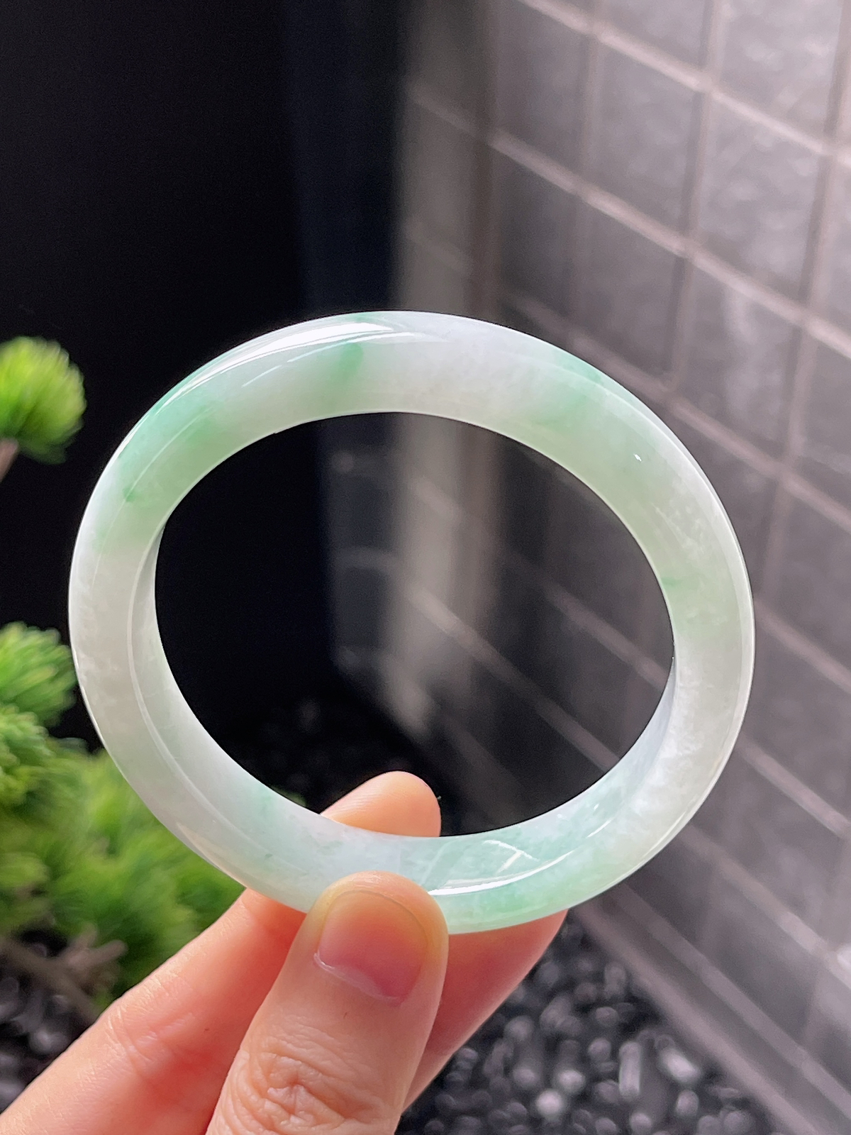 正圈54圈口，翡翠冰糯种淡绿色手镯