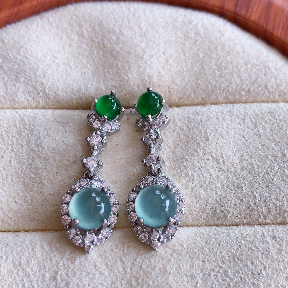 冰晴水翡翠925银镶嵌耳钉，自然光实拍，翠色灵动，颜色漂亮，种老水足，品相佳，佩戴佳品！W502.31  取一整体尺寸：22.5-7.8-5mm  裸石尺寸：5.2mm