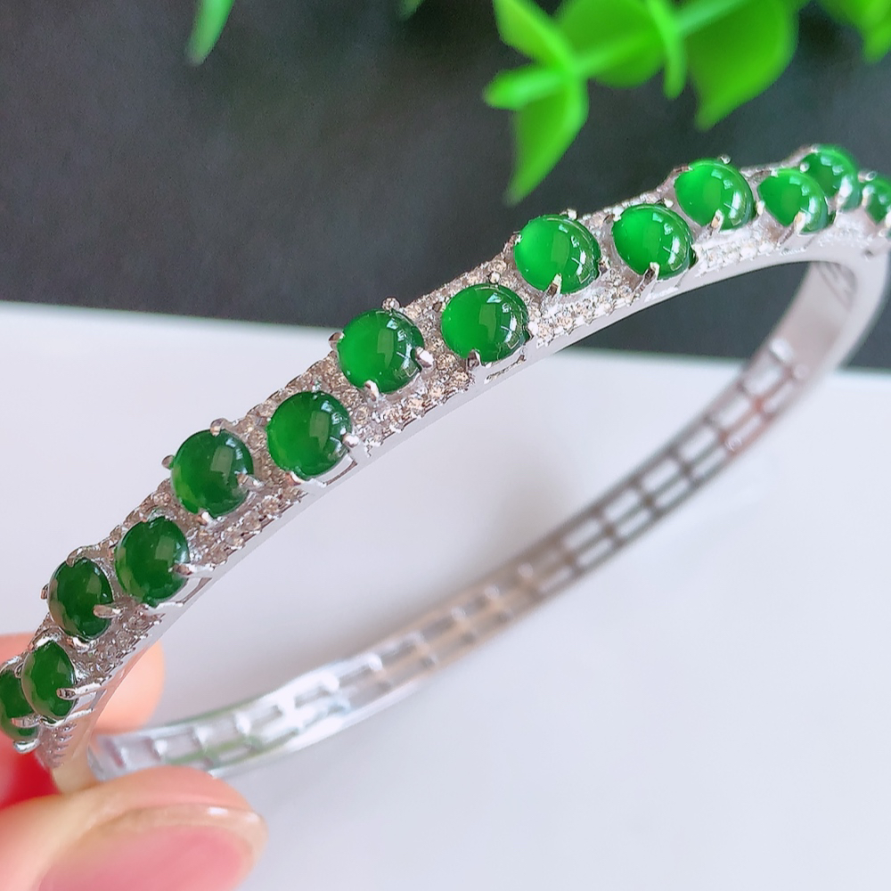 冰满绿翡翠贵妃手镯58-49mm，冰润飘花贵妃翡翠手镯，玉质细腻水润，色泽清秀亮丽，老种飘绿  上手高贵典雅，W502.31  尺寸：58-49-6-4.8mm