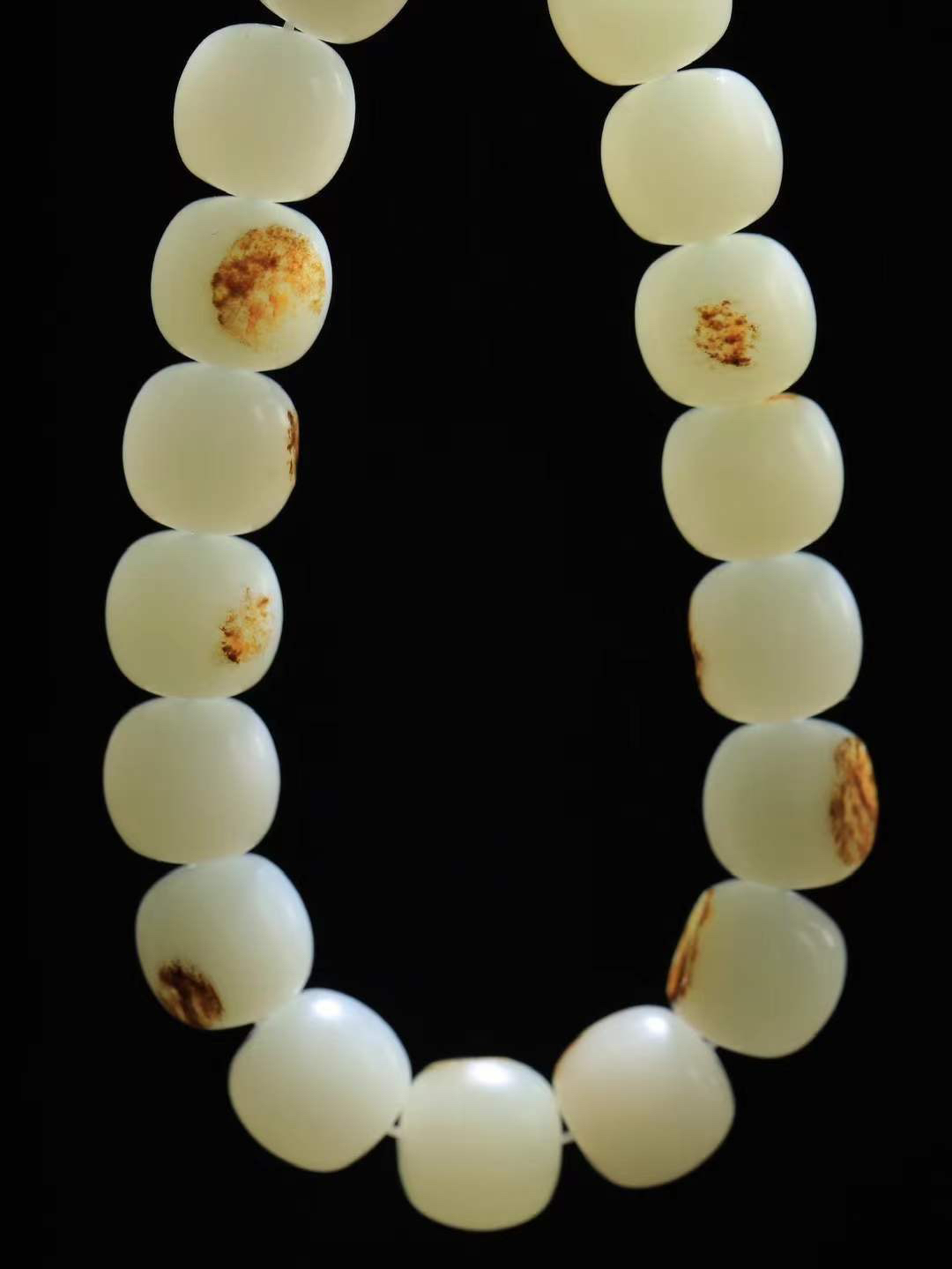 （老型珠.手串）

新疆和田籽料老型珠手串，玉质细腻油润 饱满光滑 质朴无华，悠远简单，人心境界远，百世修炼深，心灵常驻善意持，觉悟人生百世修。重62.6克    尺寸取一12.2-12.9mm    10352800A