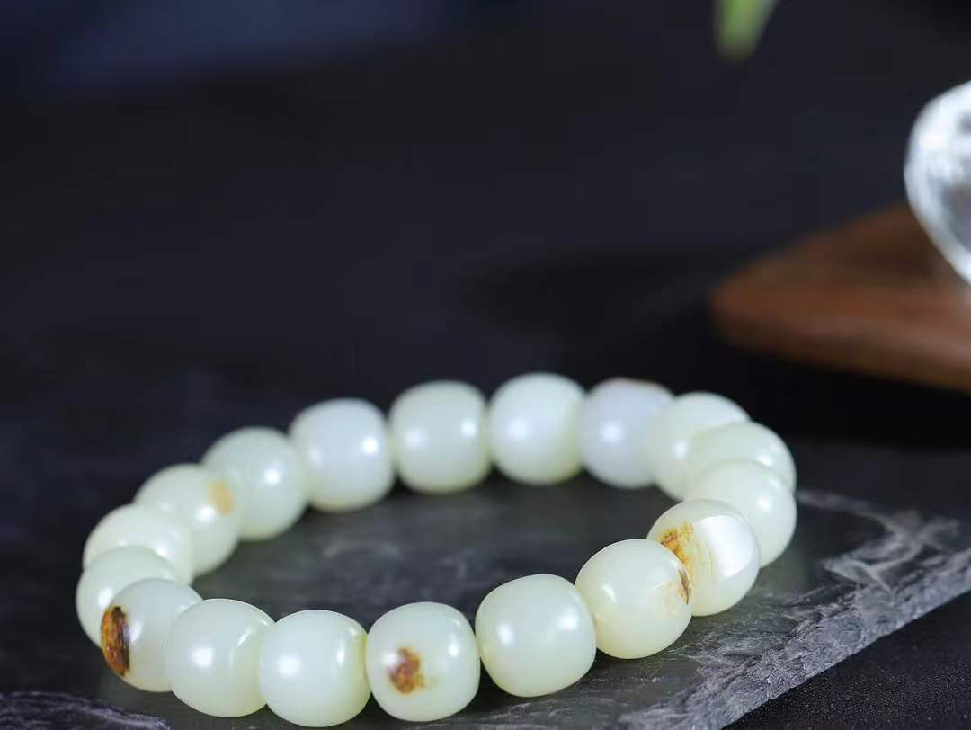 （老型珠.手串）

新疆和田籽料老型珠手串，玉质细腻油润 饱满光滑 质朴无华，悠远简单，人心境界远