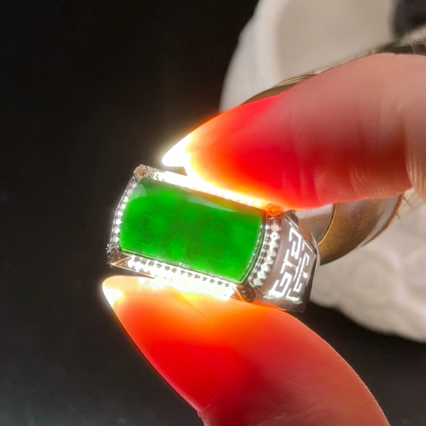 精品18k墨翠马鞍男戒 种好色正 黑度极好 打灯色正  尺寸14.9