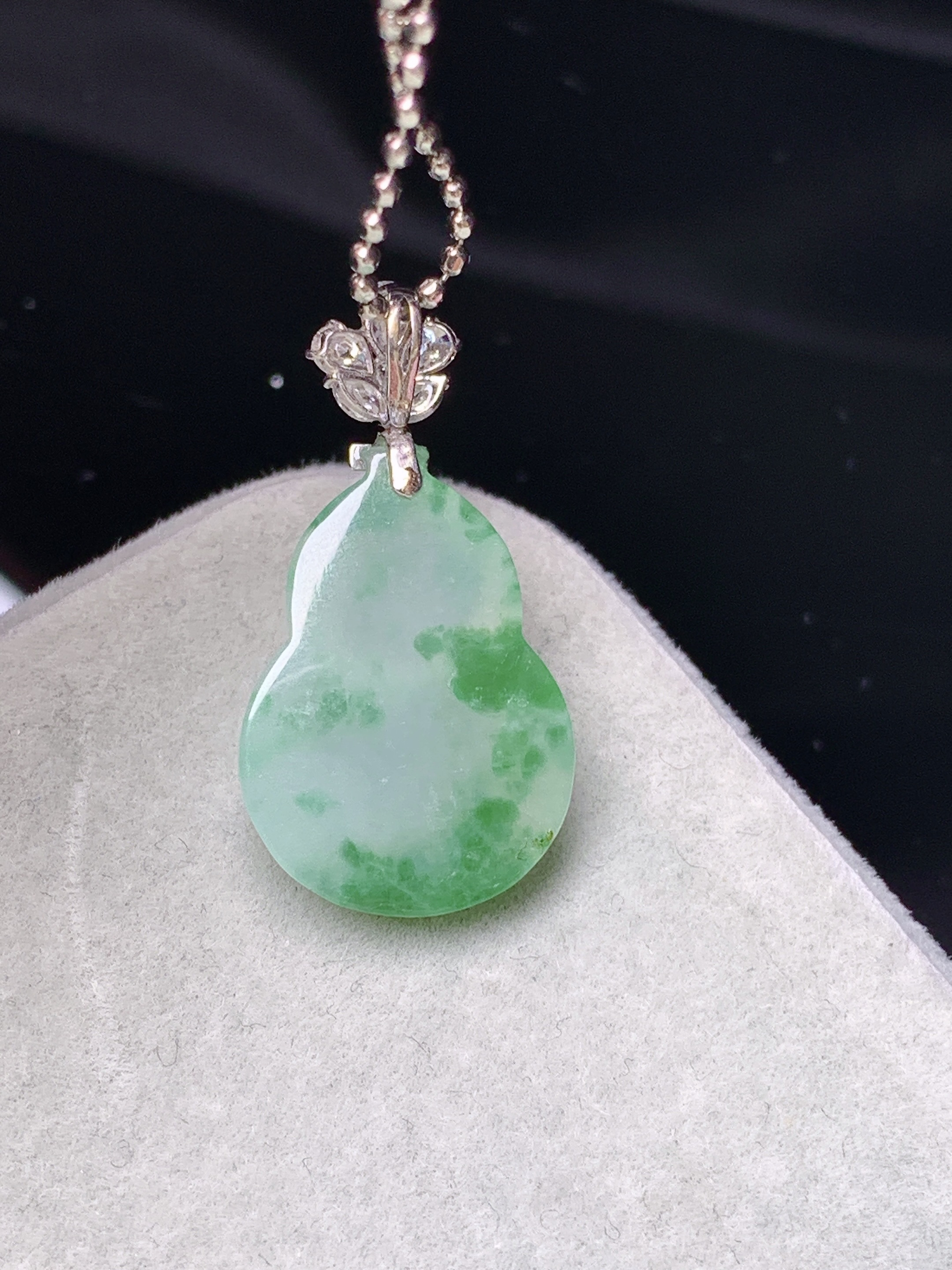 18k金莫桑钻镶嵌飘绿葫芦吊坠 玉质细腻 色泽艳丽清新 水润亮眼 整体尺寸24.3*12.5*5e1