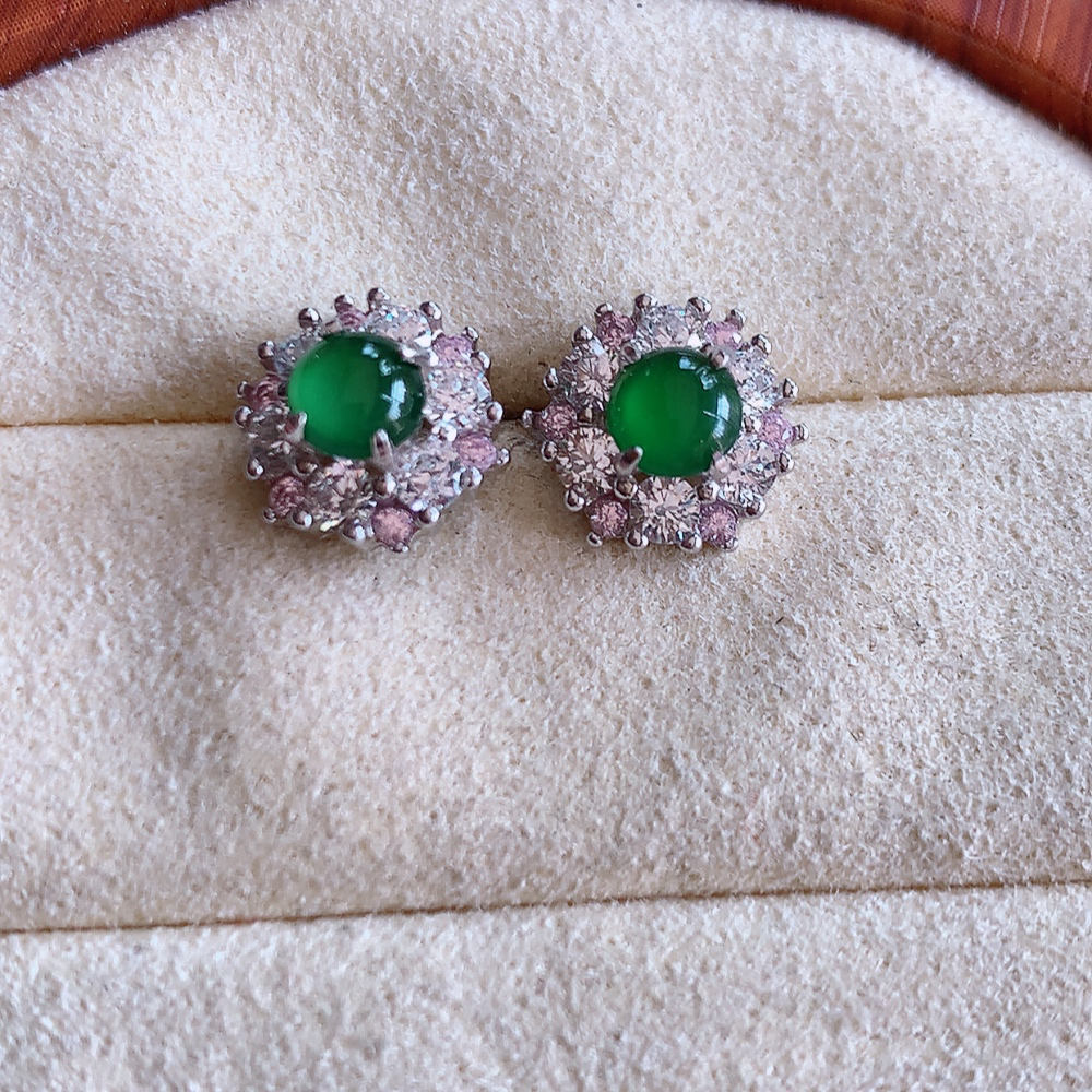 冰满绿翡翠925银镶嵌耳钉，自然光实拍，翠色灵动，颜色漂亮，种老水足，品相佳，佩戴佳品！W502.31  取一整体尺寸：10-5.8mm  裸石尺寸：4.6mm