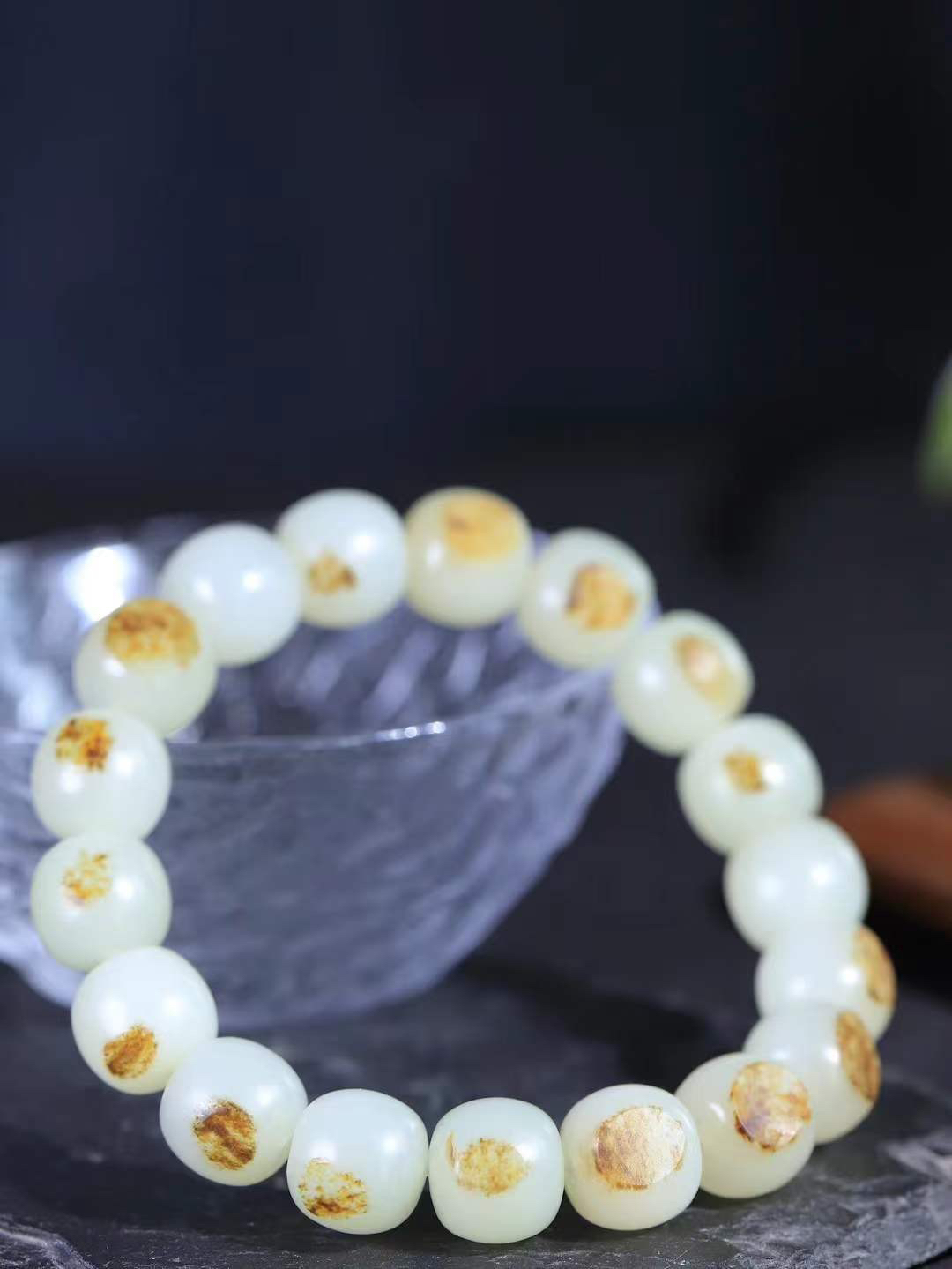 （老型珠.手串）

新疆和田籽料老型珠手串，玉质细腻油润 饱满光滑 质朴无华，悠远简单，人心境界远，百世修炼深，心灵常驻善意持，觉悟人生百世修。重62.6克    尺寸取一12.2-12.9mm    10352800A