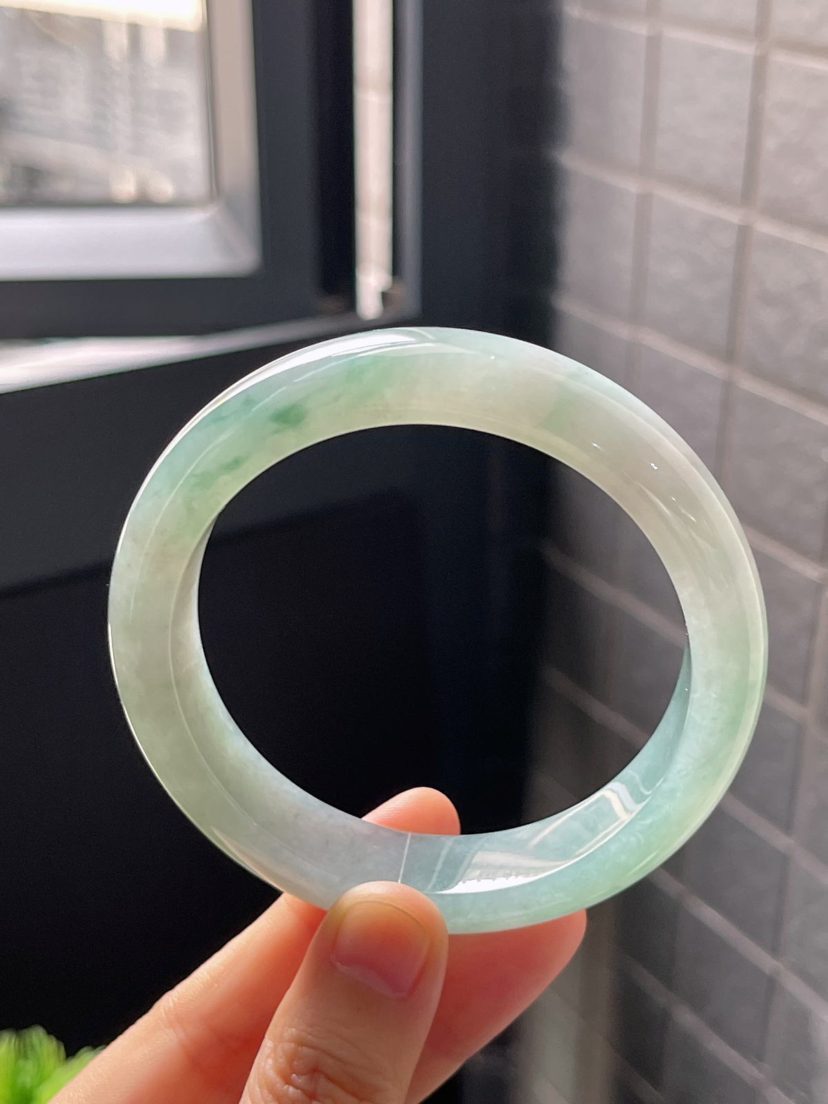 正圈57.6圈口，翡翠冰糯种飘绿手镯