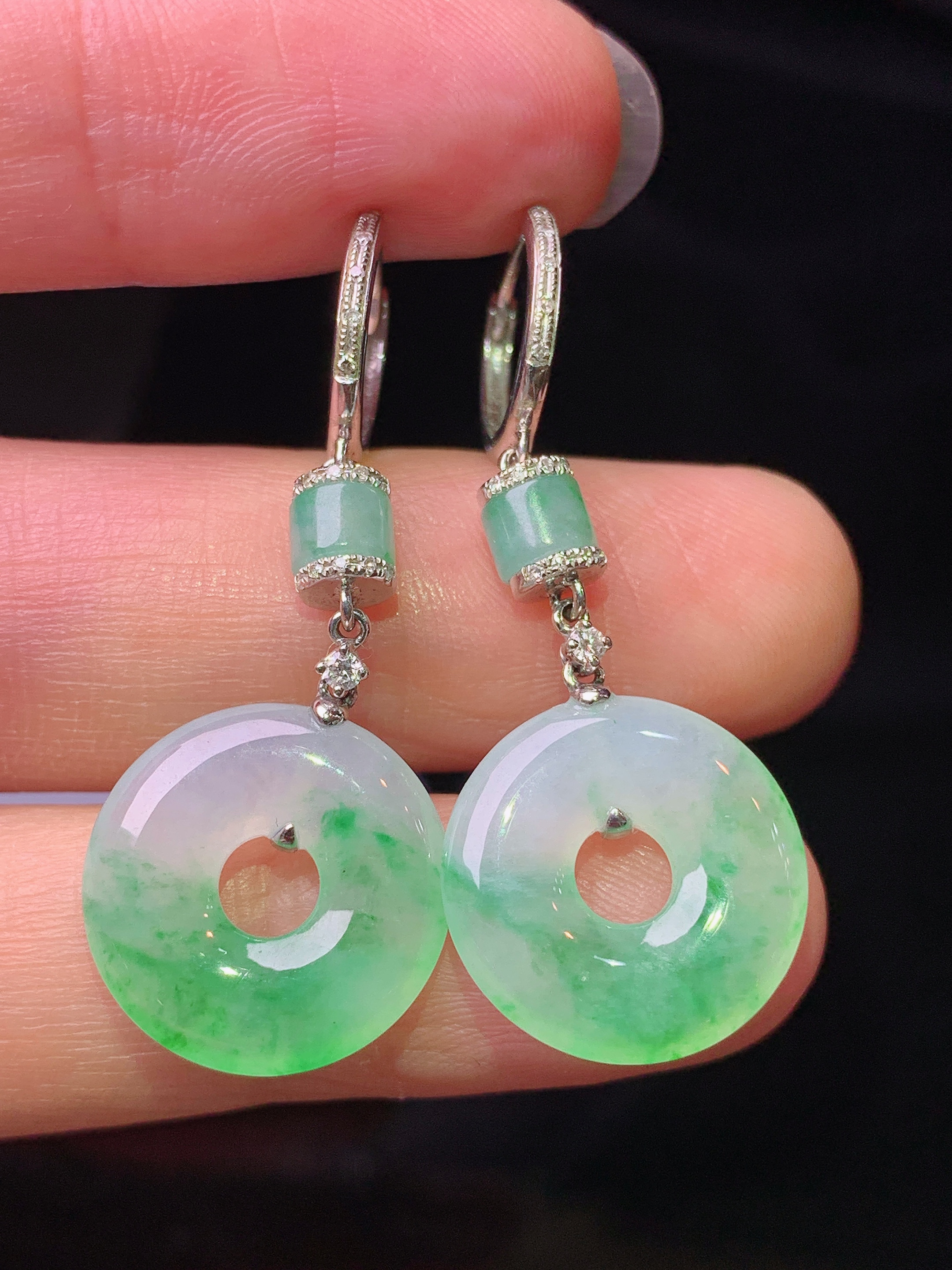 18k金钻镶嵌飘绿平安扣耳坠 玉质细腻 色泽艳丽清新 水润亮眼 整体尺寸35.5*14.6*3b1