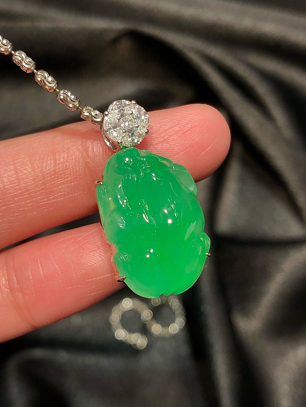 高冰阳绿貔貅吊坠 ，超级饱满厚庄，立体感十足，水润阳绿，佩戴清新怡人，甜美可爱.
整体尺寸：28.5