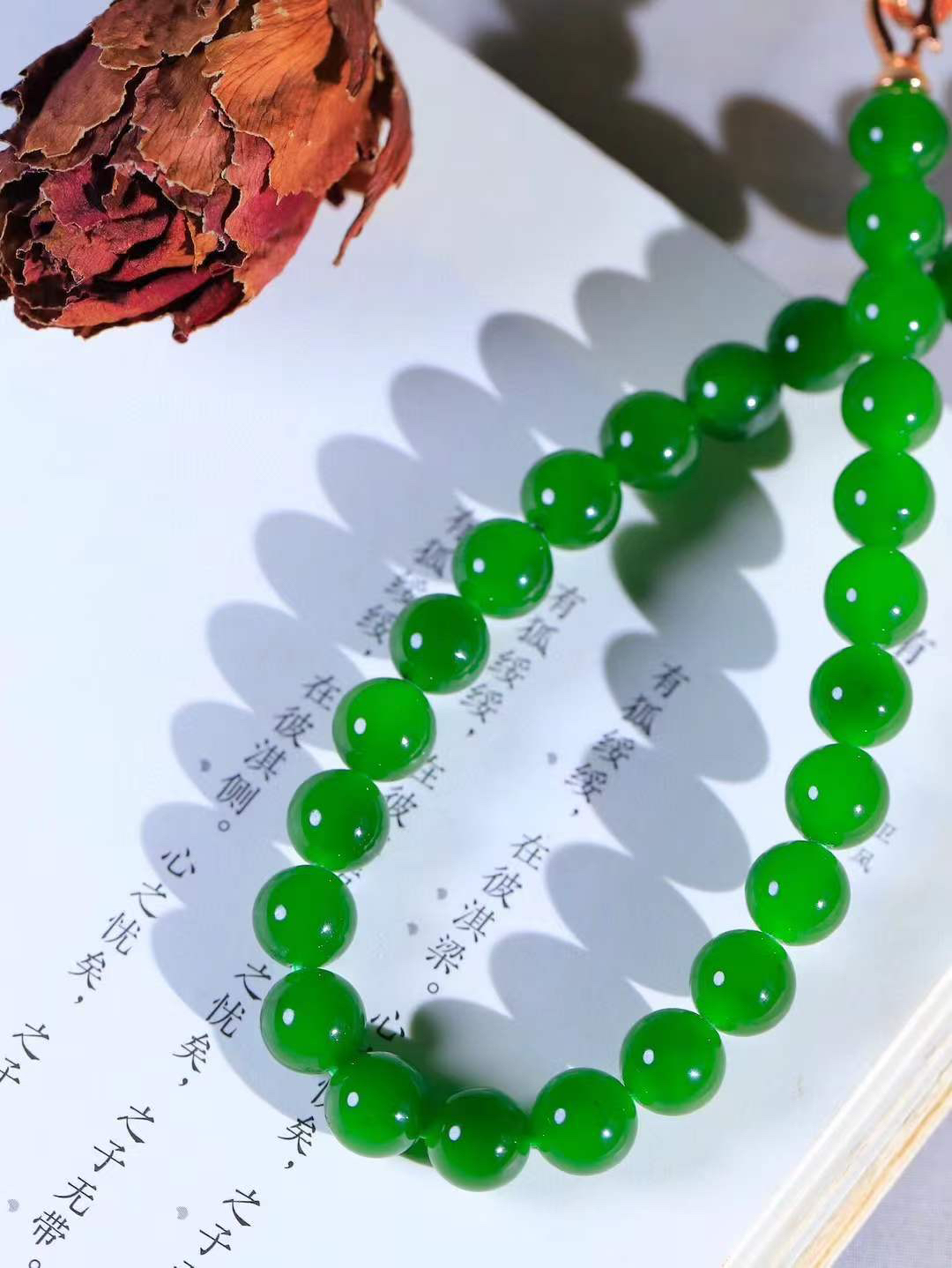 【珠圆玉润.项链】

精品和田玉碧玉珠圆玉润项链。这串碧玉项链垂落颈间，如把一汪春山绿意轻挽在身。玉色温润，每一颗圆珠都裹着圆满如意的期许，仿金扣轻缀，不事张扬却自有风骨。日常佩戴，是与草木同息的诗意，也是藏在细节里的安然与欢喜。重68.3克  尺寸取一9.5mm  21343066T