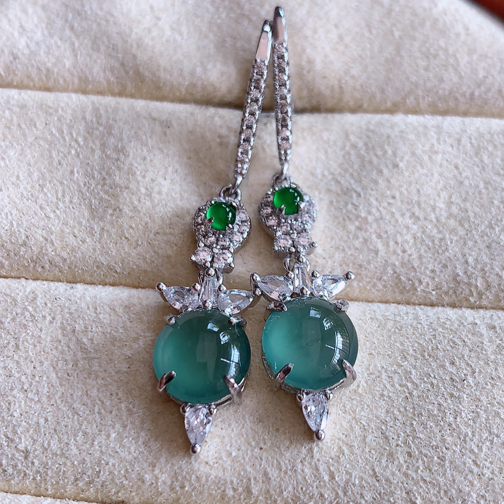 冰晴水翡翠925银镶嵌耳钉，自然光实拍，翠色灵动，颜色漂亮，种老水足，品相佳，佩戴佳品！W502.31  取一整体尺寸：23.5-8.4-4.8mm  裸石尺寸：7.5mm