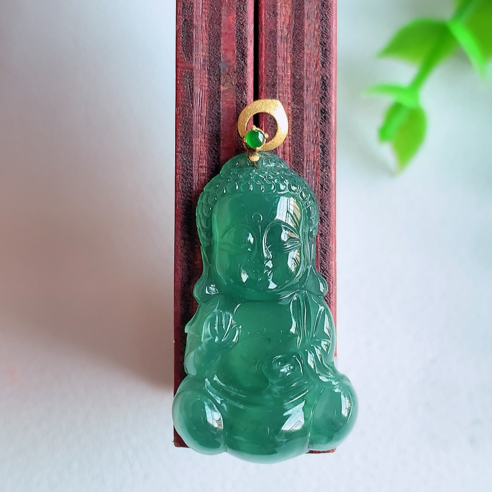 18k金扣蓝冰精雕宝宝佛吊坠   雕琢宝宝佛，生动自然。似佛心性、如孩童心、天真佛性！众生皆有佛性，众佛皆有万般色相，成佛就是寻找真我。W001.31  尺寸：27-16-4.2mm