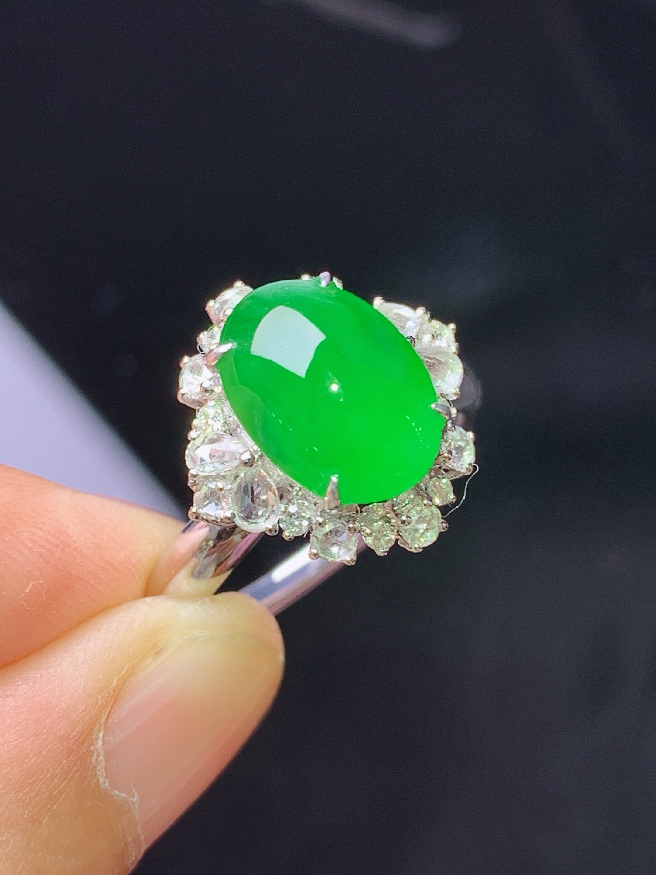 18k金钻镶嵌满绿蛋面 玉质细腻 色泽艳丽清新 水润亮眼 圈14 整体尺寸14.8*15*10.3j