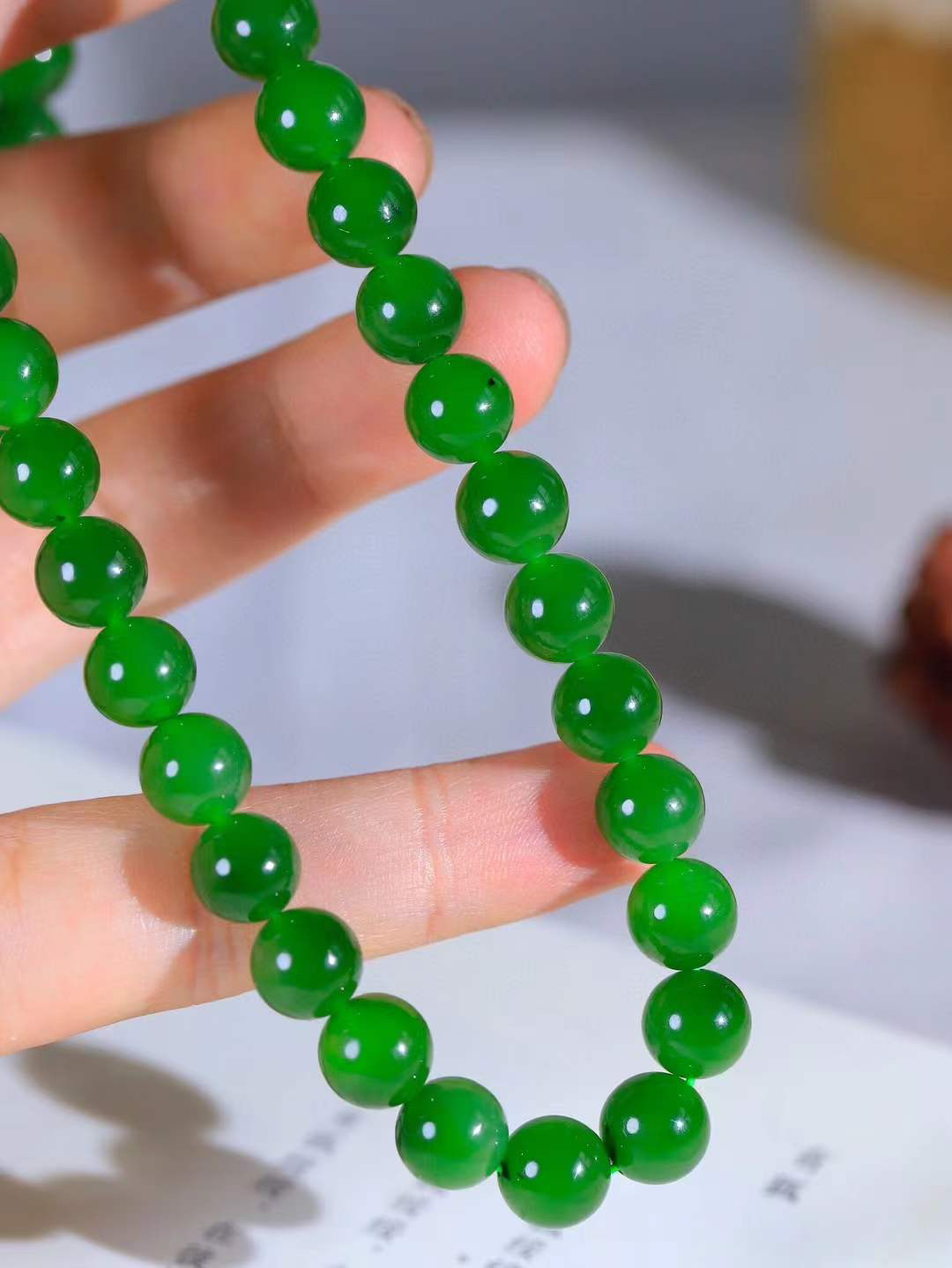 【珠圆玉润.项链】

精品和田玉碧玉珠圆玉润项链。这串碧玉项链垂落颈间，如把一汪春山绿意轻挽在身。玉色温润，每一颗圆珠都裹着圆满如意的期许，仿金扣轻缀，不事张扬却自有风骨。日常佩戴，是与草木同息的诗意，也是藏在细节里的安然与欢喜。重69.5克  尺寸取一9.6mm  21343066T