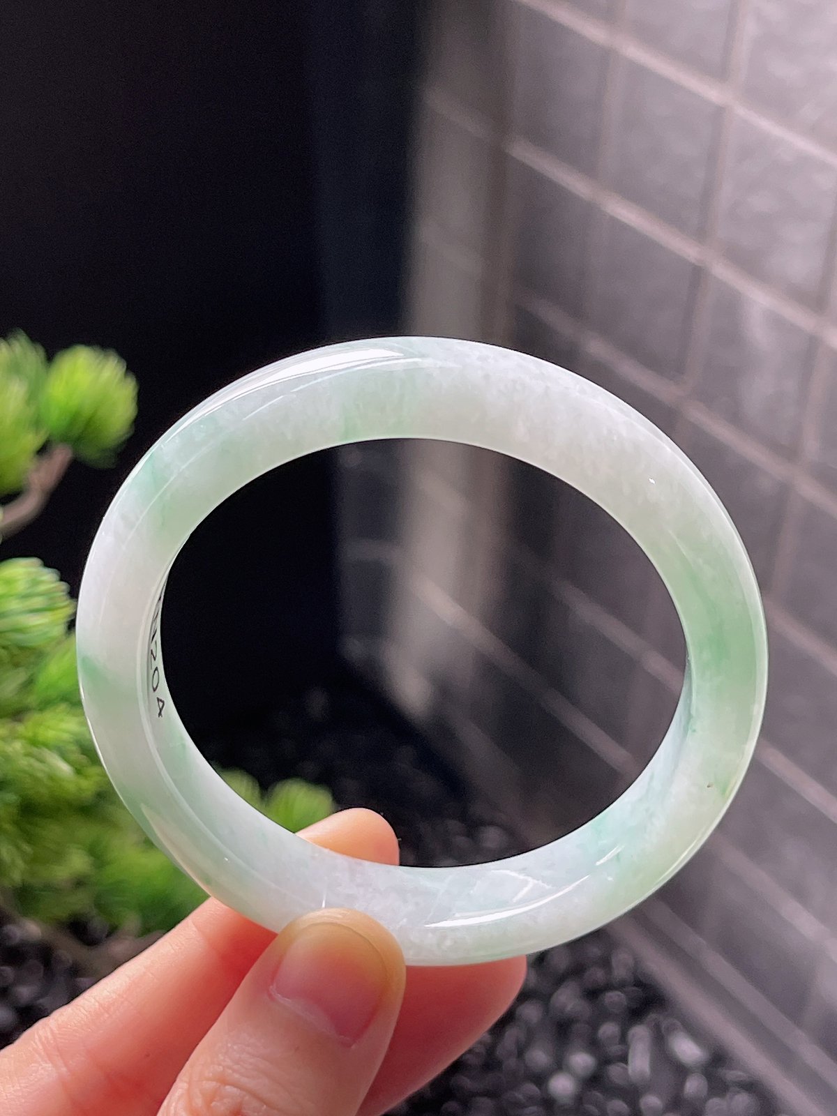 正圈54圈口，翡翠冰糯种淡绿色手镯