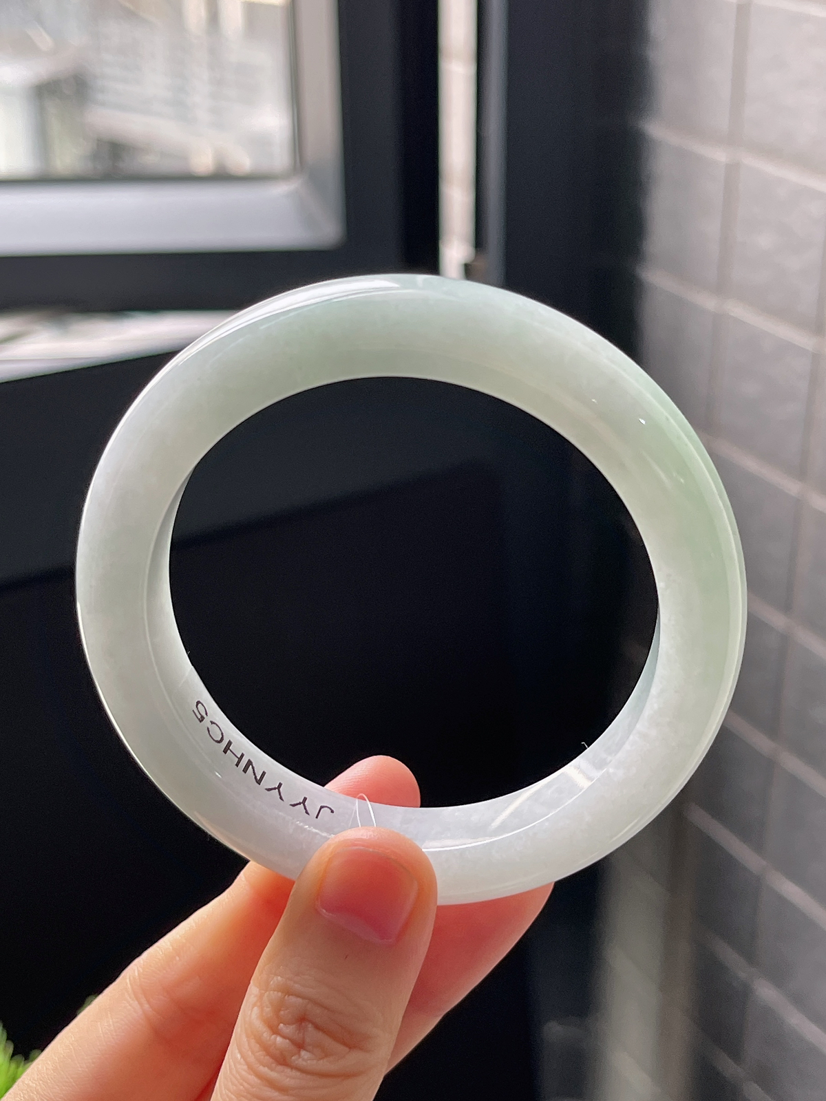 正圈56.7圈口，翡翠糯化种淡绿色手镯