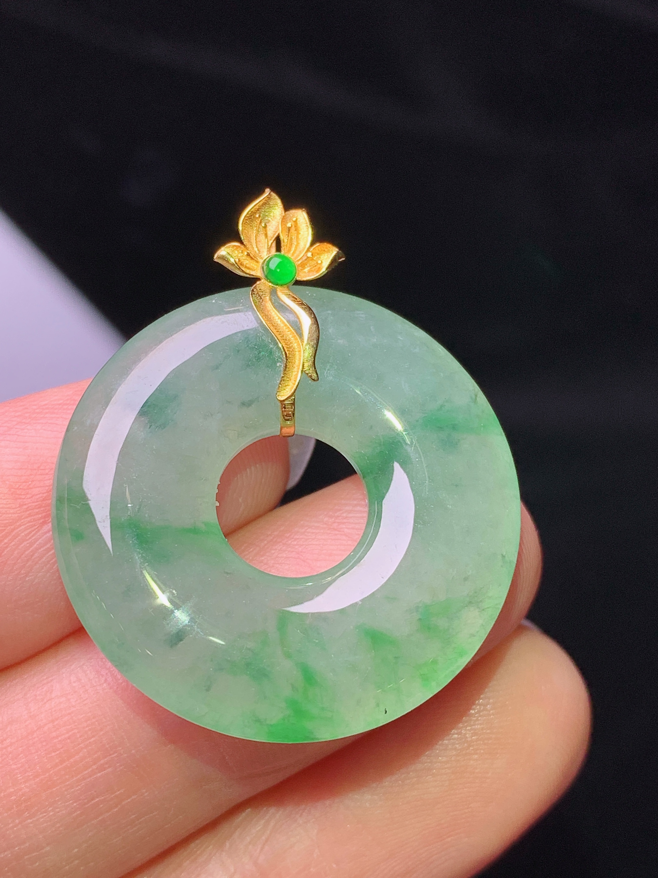 18k金镶嵌飘绿平安环吊坠 玉质细腻 色泽艳丽清新 水润亮眼 整体尺寸31.2*26*4.8j2