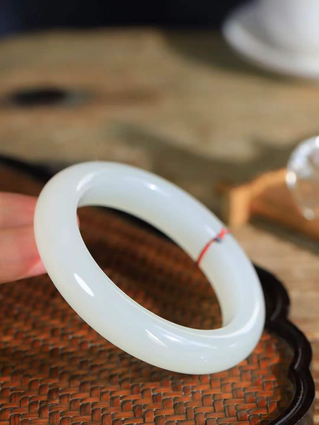 （温柔雅致.手镯）

精品和田玉冰底白玉手镯。镯型饱满，温润细腻，脂润沁香。️执一卷书，沏一盏茶，着一袭裙，戴一只镯。淡淡浅笺，素心若兰，静赏玉中诗画。悠悠岁月，芊手轻摘，盛满诗样芳华。重85.5克   尺寸59.5-14.5-11mm    FDA-32352700