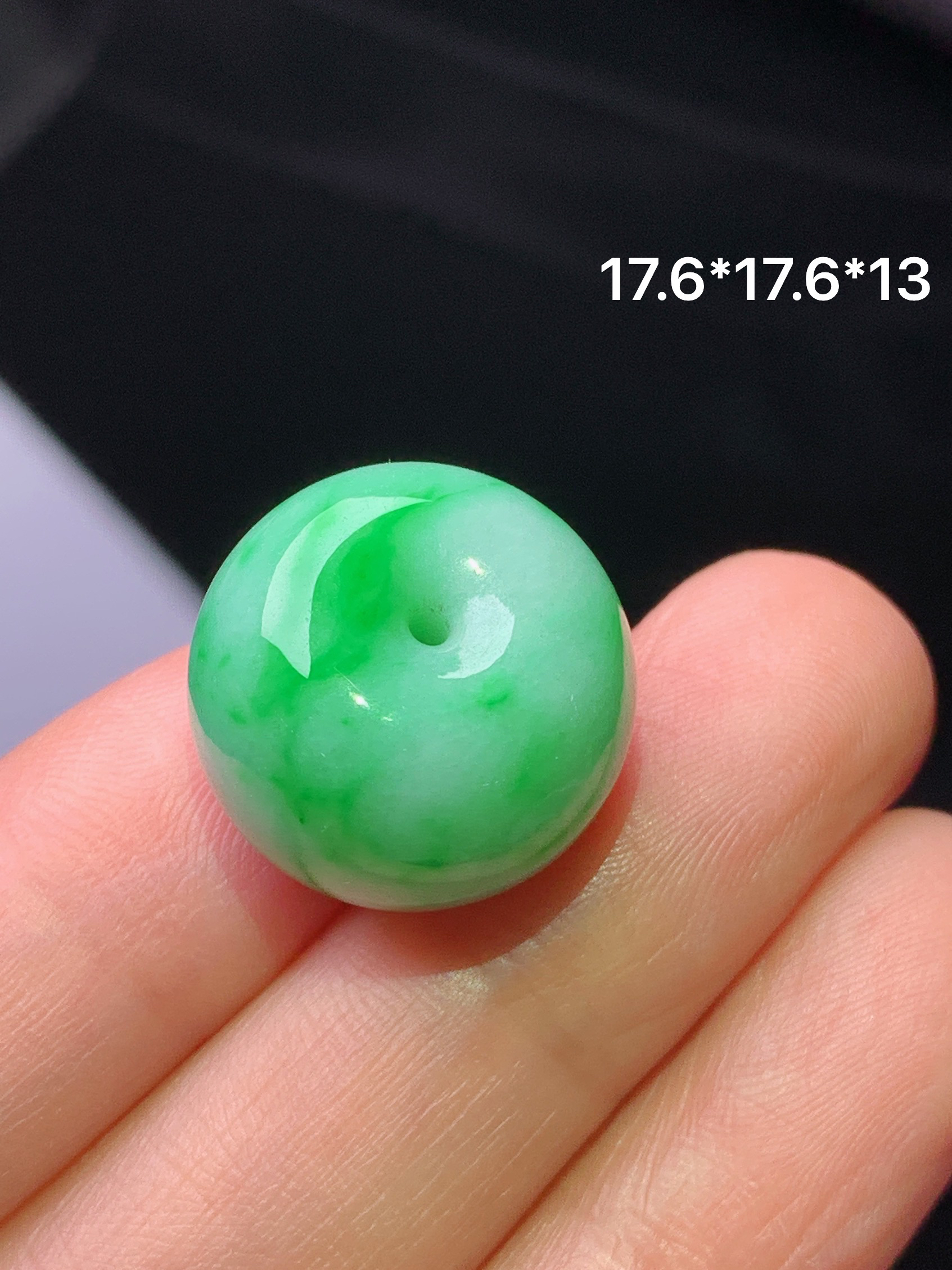 飘绿路路通吊坠 玉质细腻 色泽艳丽清新 水润亮眼 整体尺寸17.6*17.6*13a2