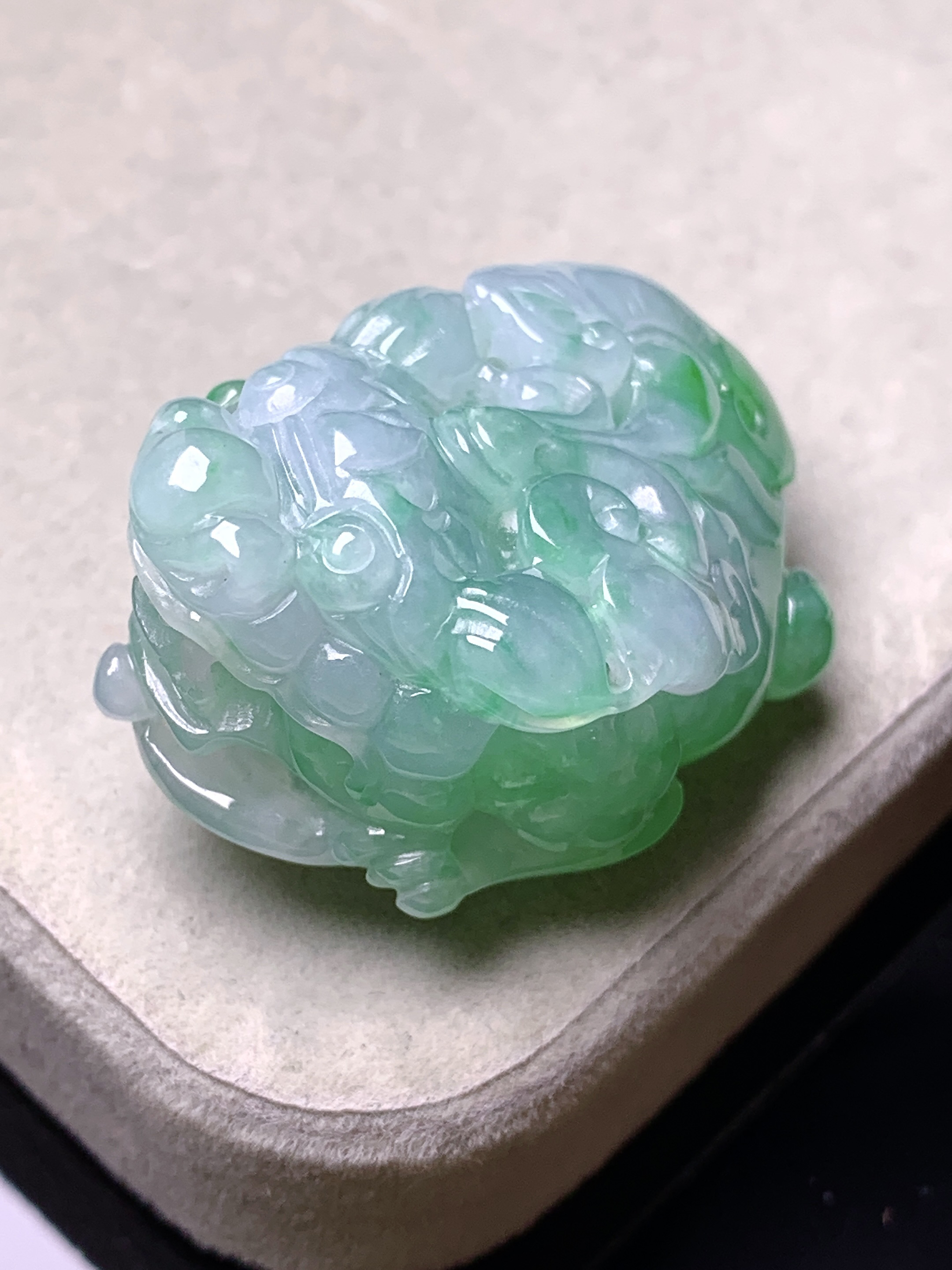 飘绿貔貅吊坠 玉质细腻 色泽艳丽清新 水润亮眼 整体尺寸34*25.6*16.3a2