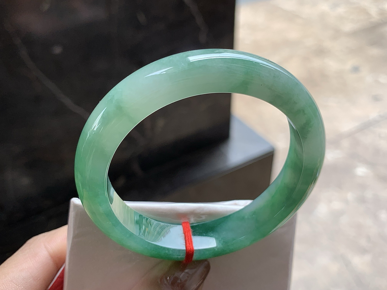 54.5-12.5-8.2

带色手镯^_^ 细腻清爽的底子 颜色浓郁