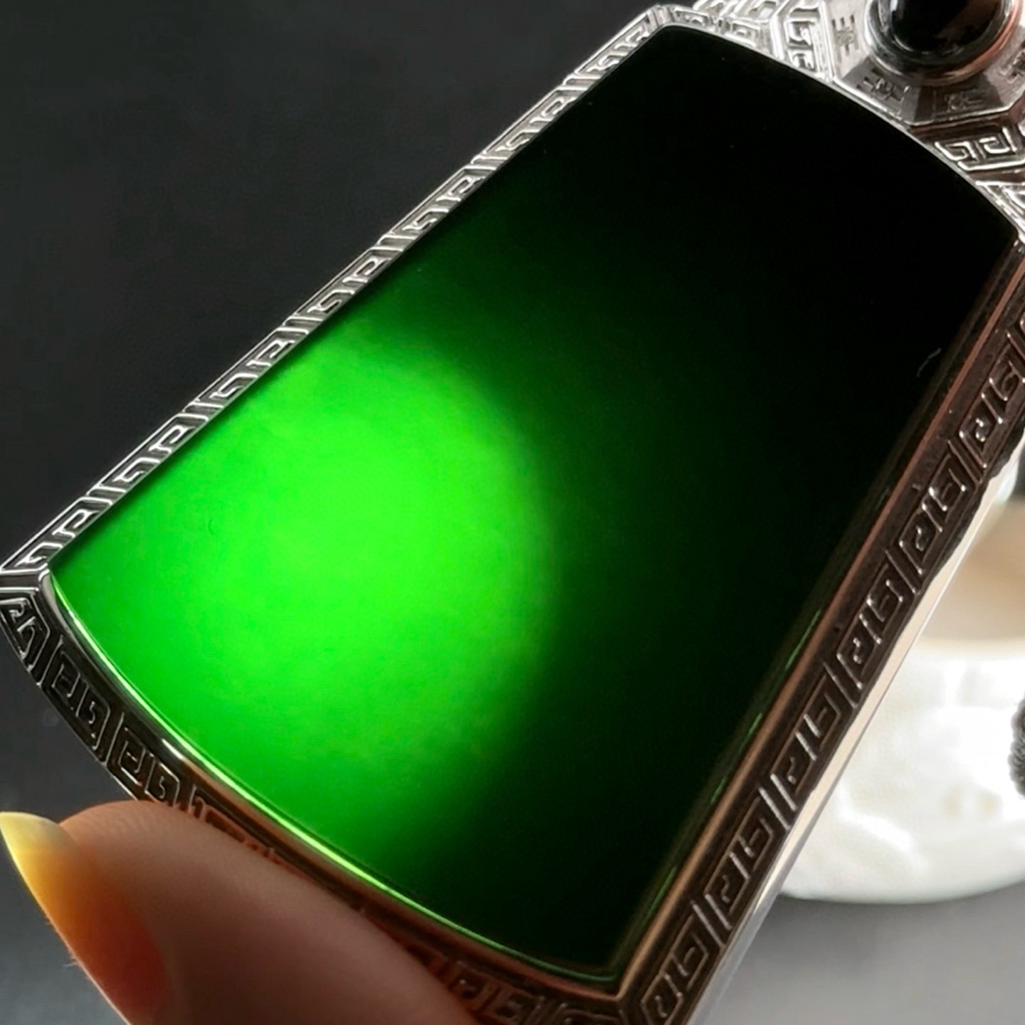 墨翠无事牌 种好色正 黑度极好 打灯通透 油性十足 尺寸70.2