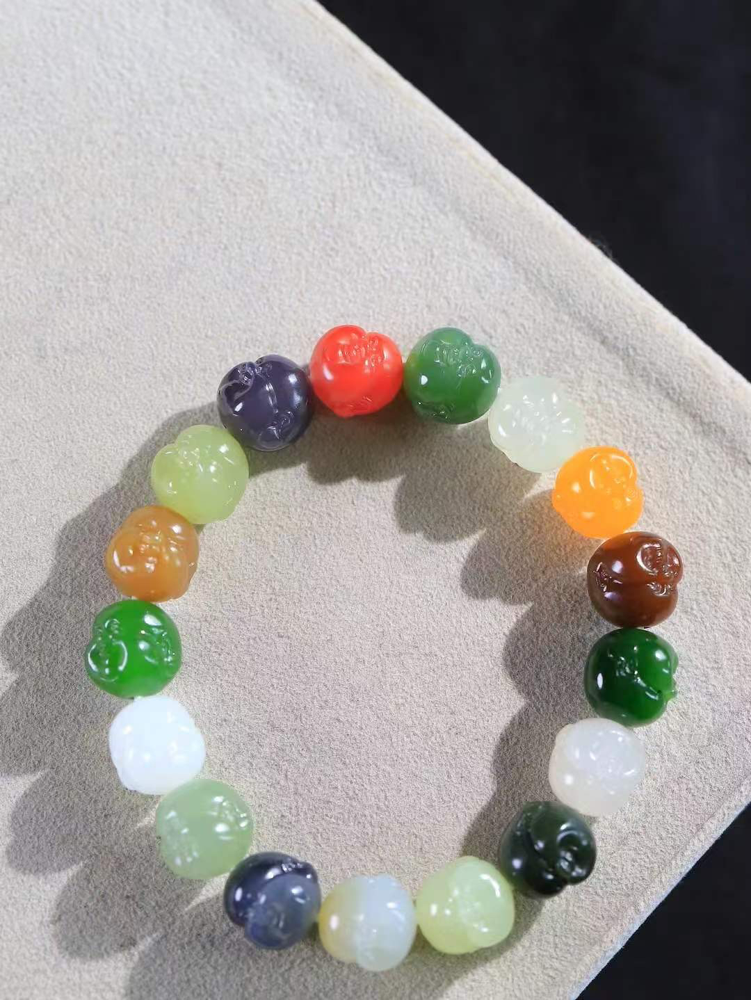 （弥勒笑佛.手串）

精品和田玉多宝弥勒佛手串，脂粉浓郁，玉质细腻温润，油性十足，颗颗精雕笑佛，笑容可掬，让人如沐春风，笑语吟吟，寓意待人宽厚，遇事大度，能屈能伸，️福佛相伴，福运连绵。给佩戴者带来平安 。尺寸取一11.6-10.8-12mm重39.7克FDA-8040163