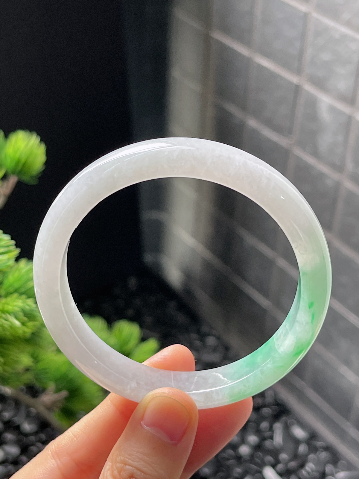 正圈55.8圈口，翡翠冰糯种飘绿白底青手镯