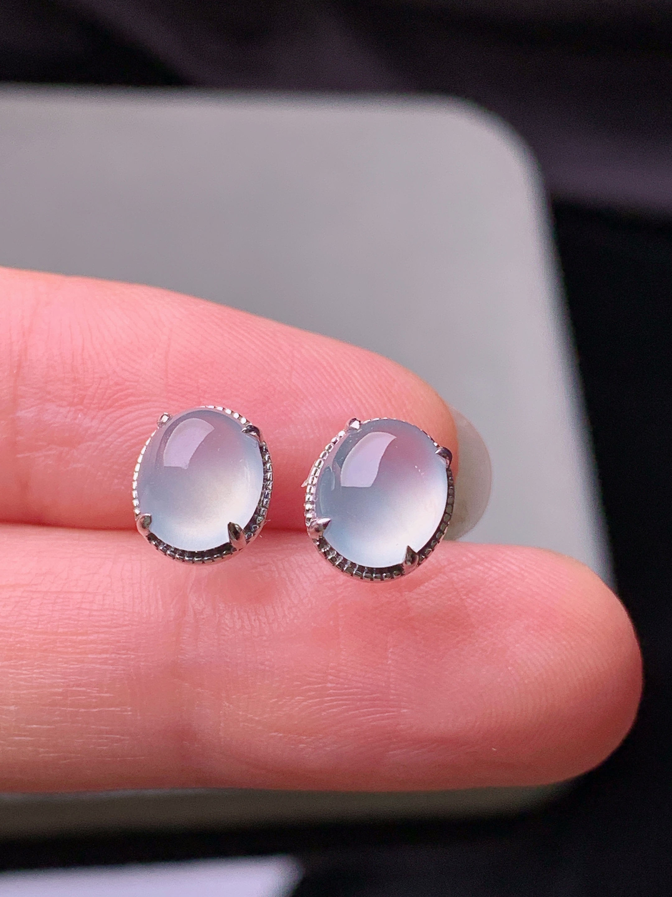 18k金镶嵌冰种蛋面耳钉 玉质细腻 色泽艳丽清新 水润亮眼 整体尺寸8.5*7.5*4.8j2