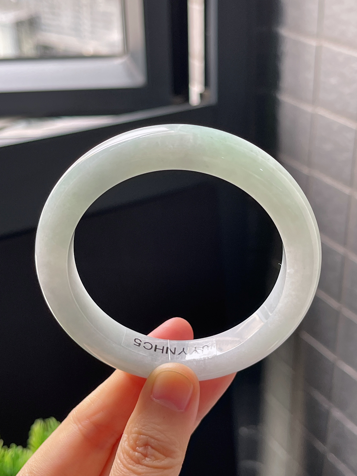 正圈56.7圈口，翡翠糯化种淡绿色手镯