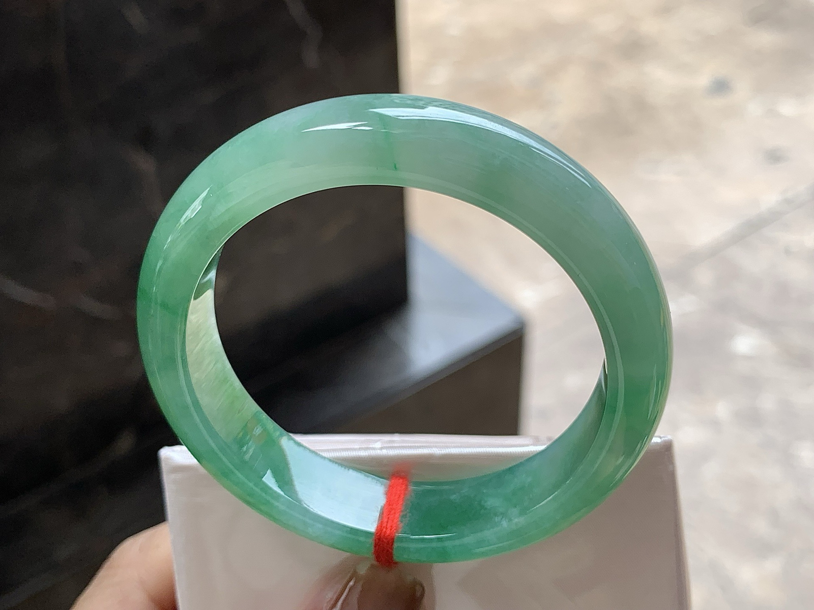 52.5-12.7-8

带色手镯^_^ 颜色鲜艳～ 种好水润