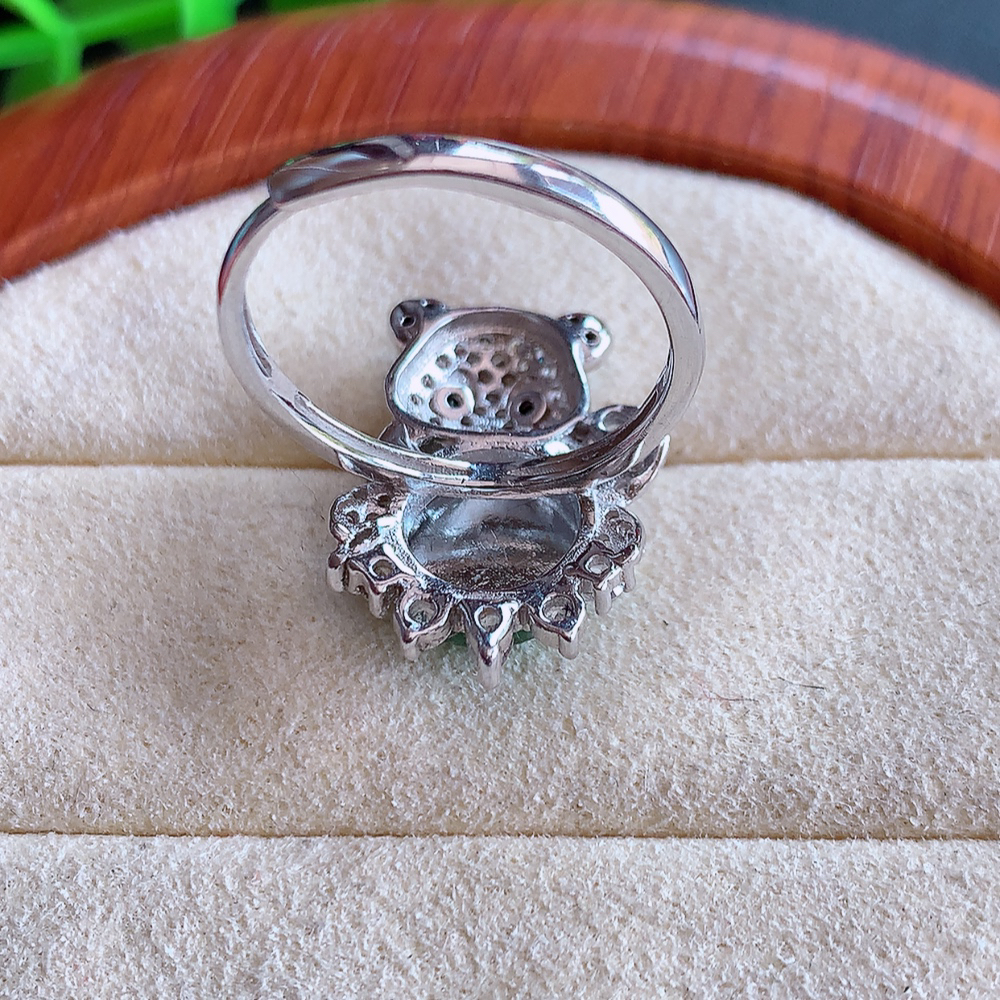 冰润满绿精美翡翠熊猫戒指  玉质细腻  冰清玉润  飘花灵动  颜色漂亮  W502.31  内径尺寸：17-21.5-5.6mm  裸石尺寸：9.2mm